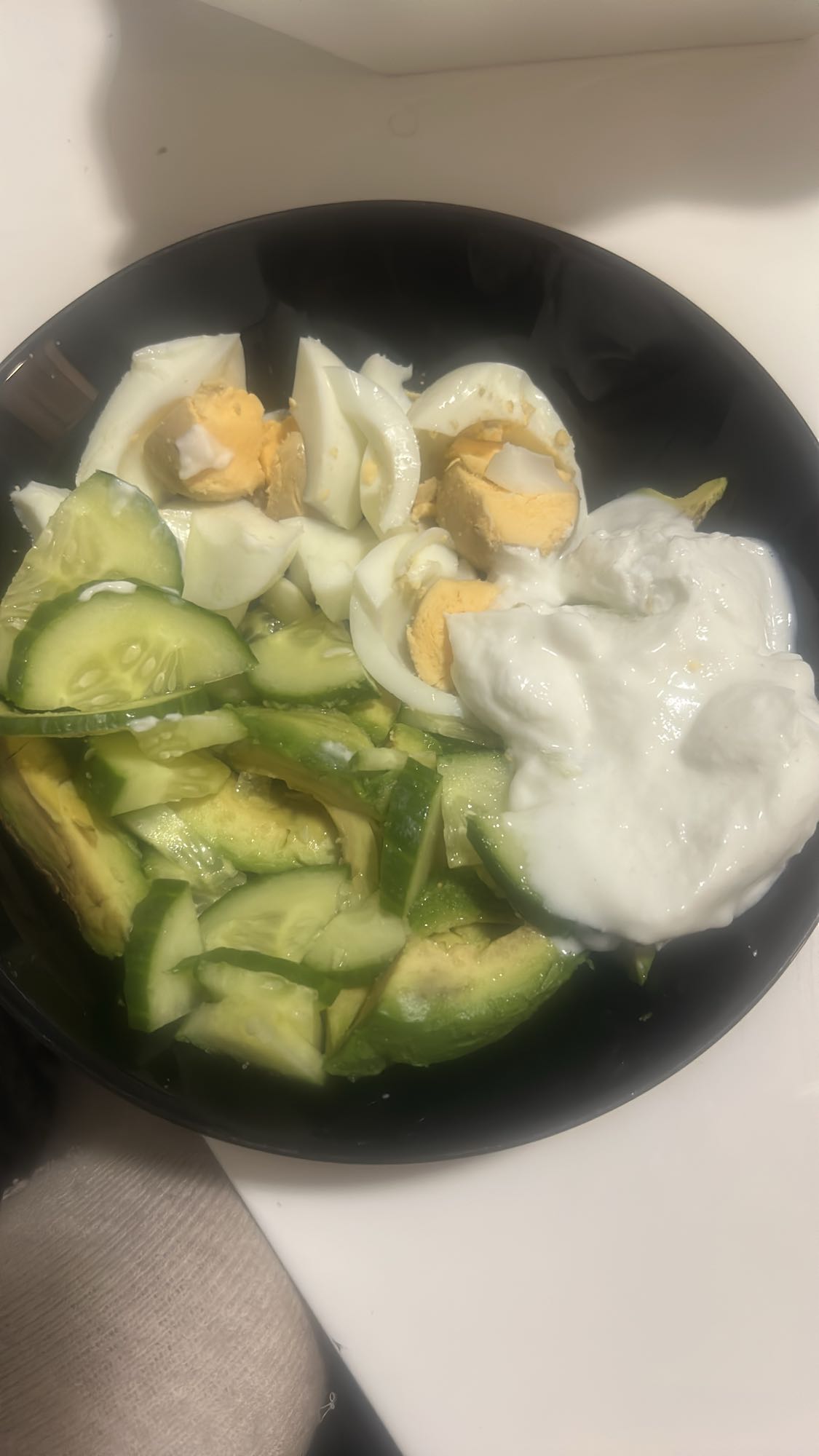 Yumurta, avokado ve yoğurt tabağı