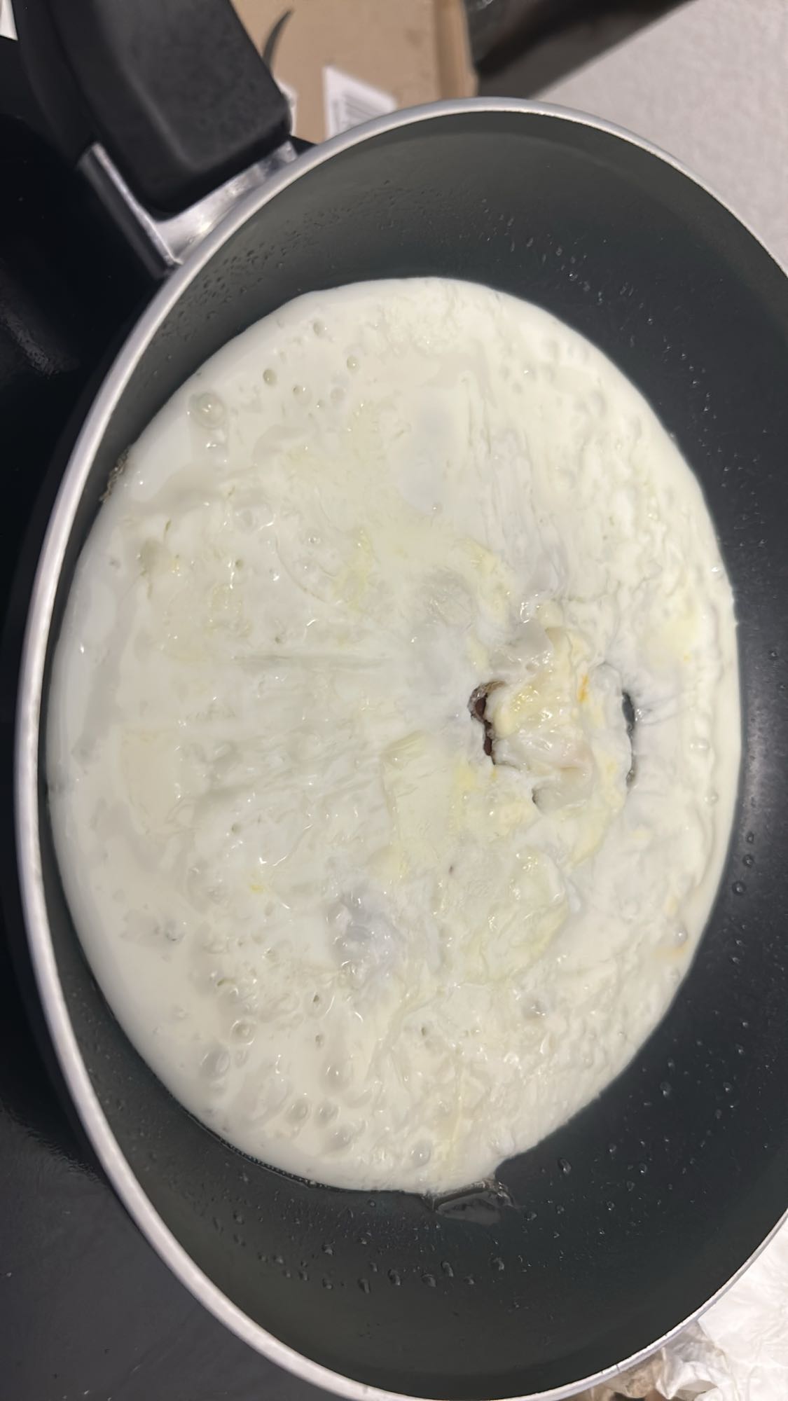 Lait bouilli avec blancs d'œufs à la poêle