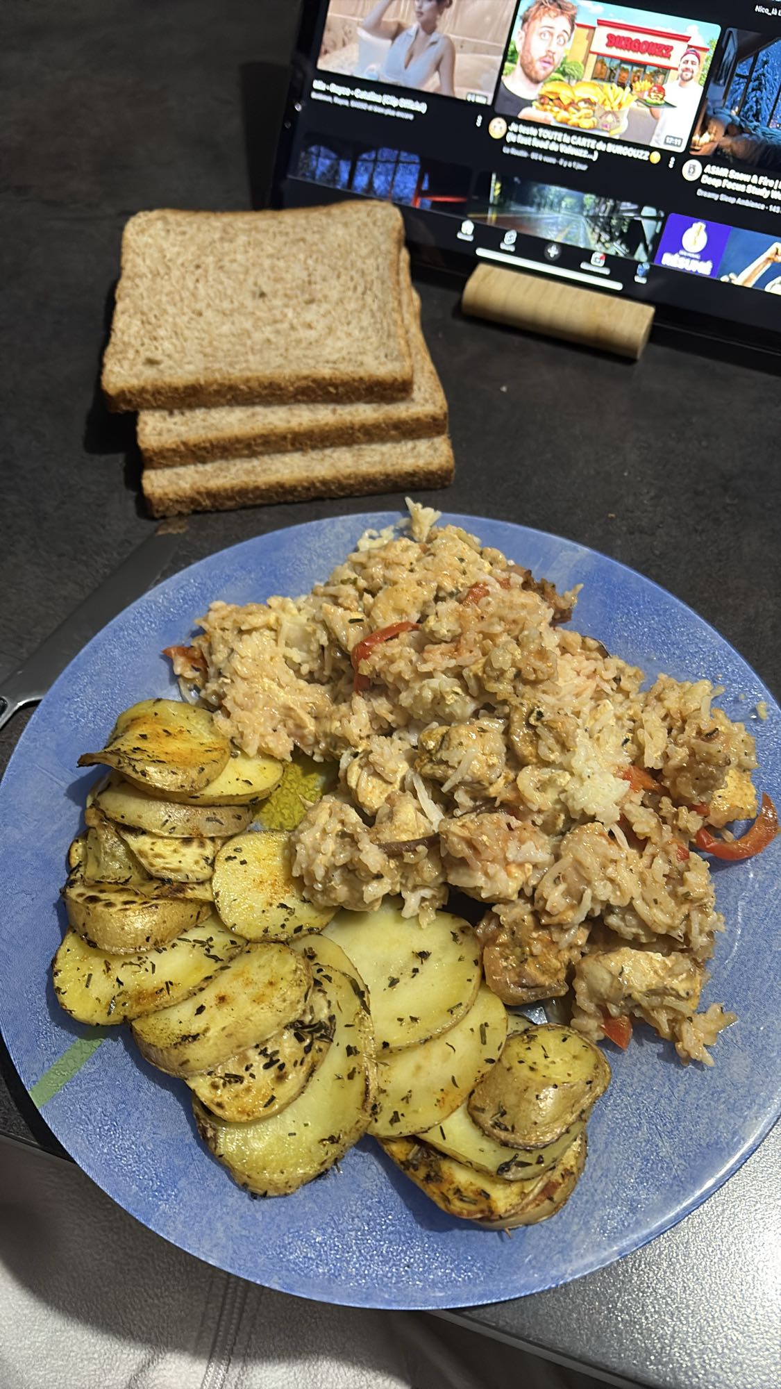 Riz au poulet, pommes de terre et pain