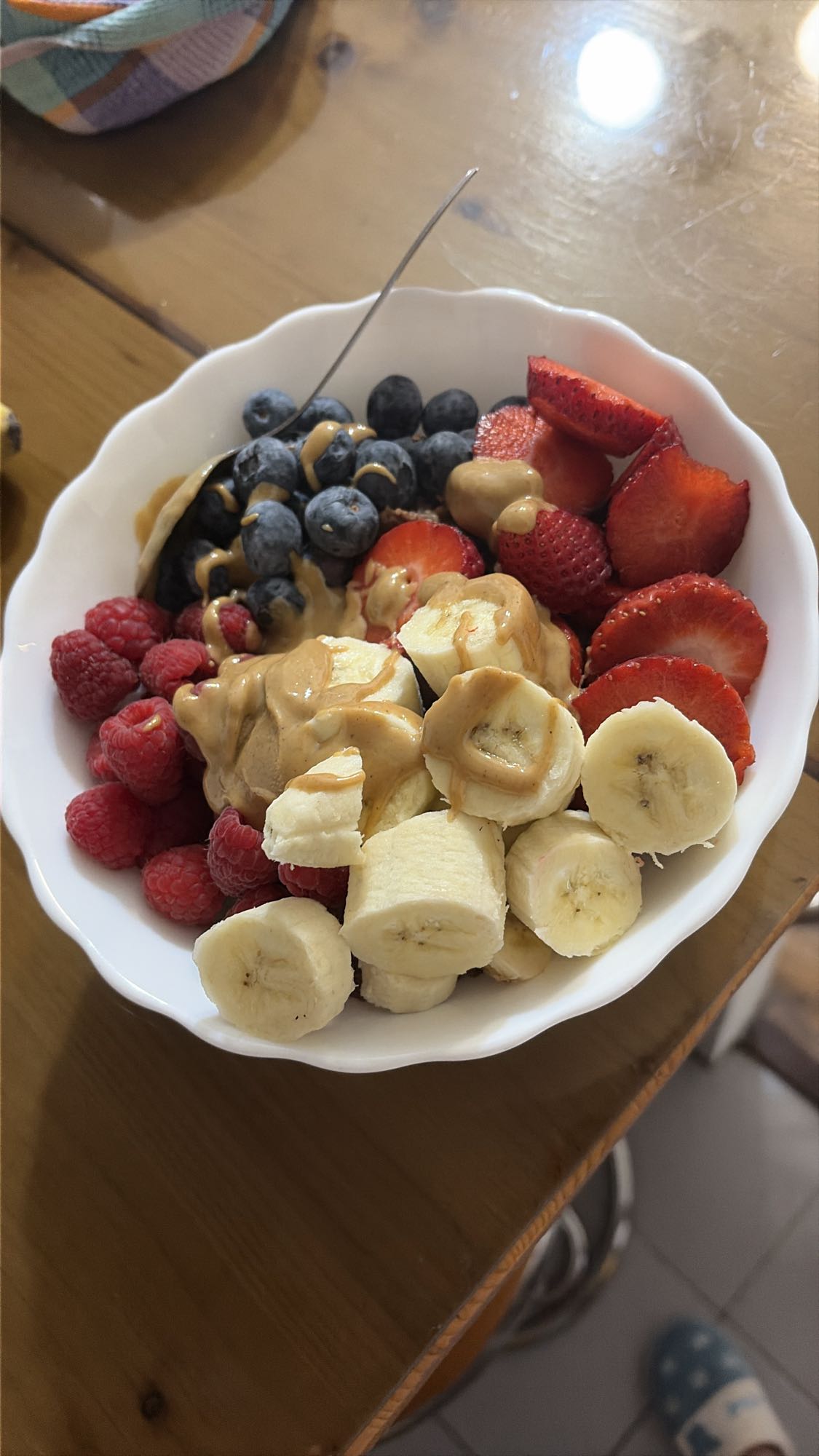 Terci de ovăz cu fructe, albuș și unt de arahide