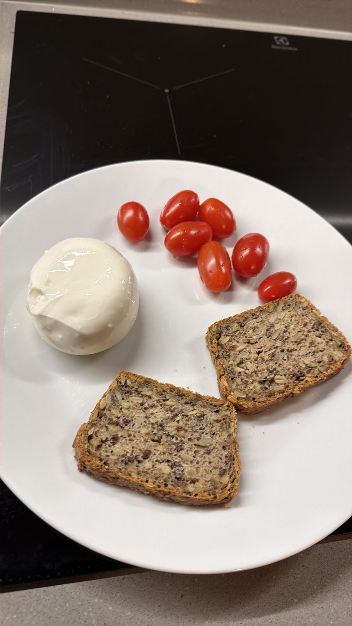 Mozzarella z pomidorami i chlebem