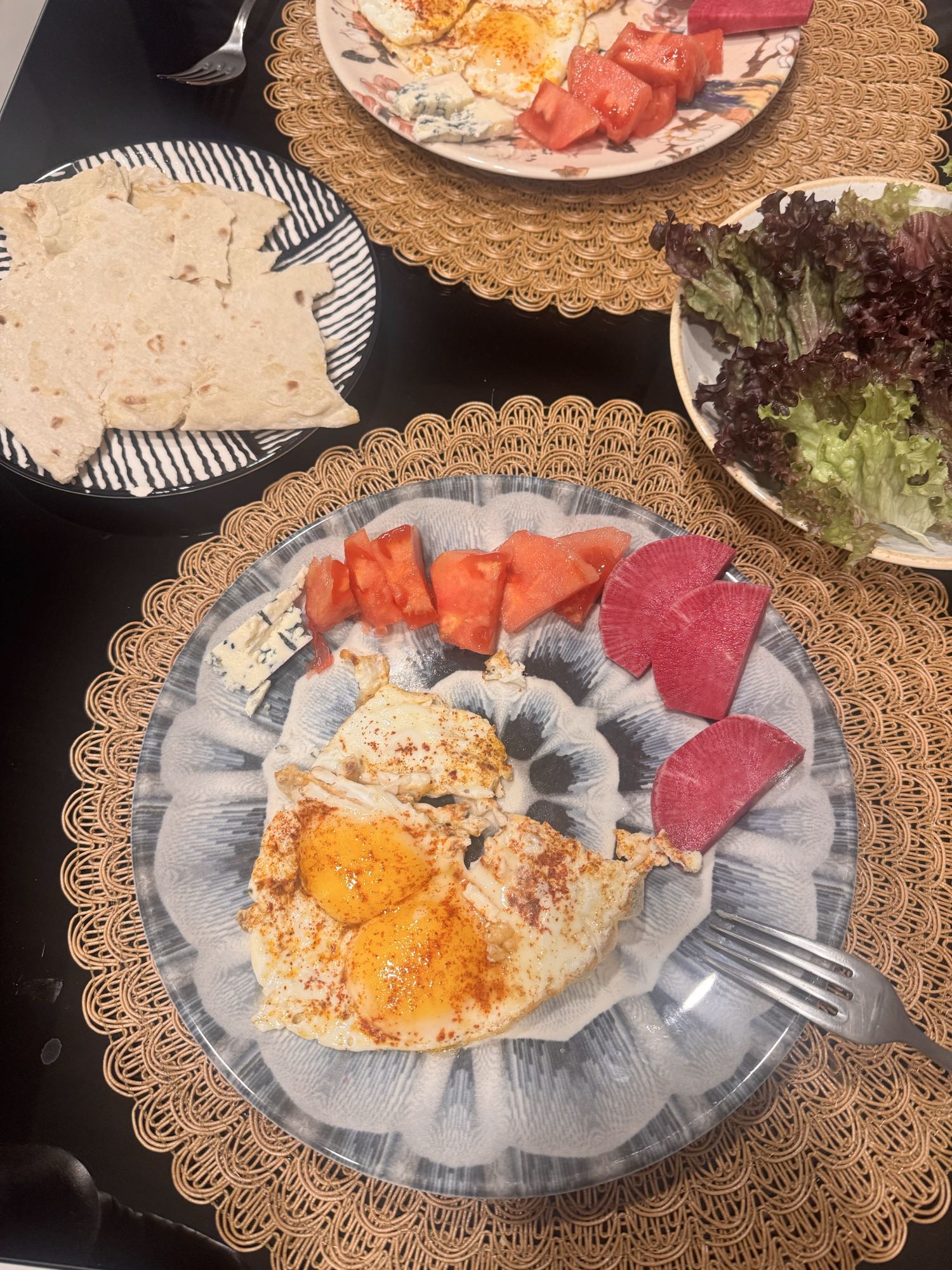 Яичница с овощами и лавашом