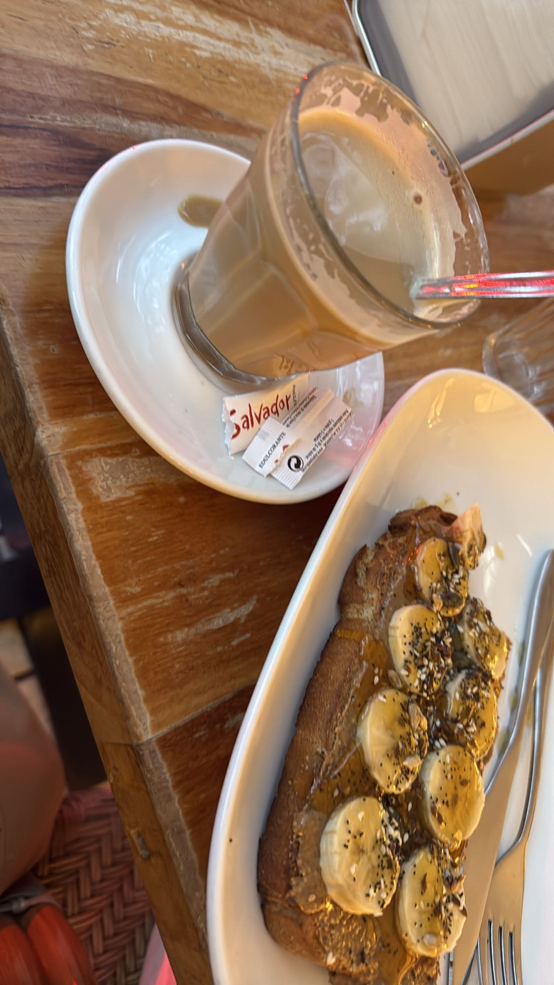 Tostada con plátano y café
