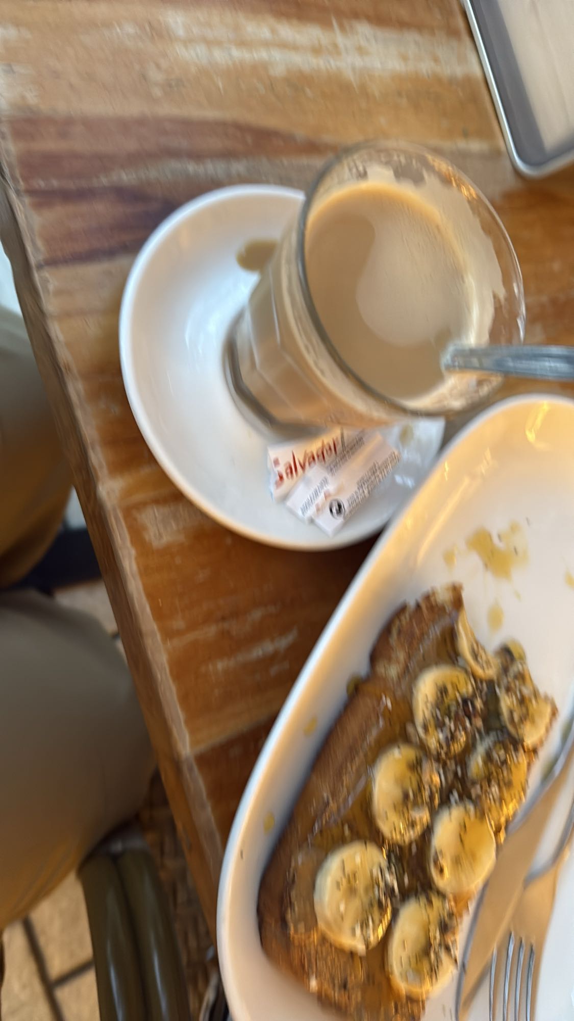 Tostada con plátano y café