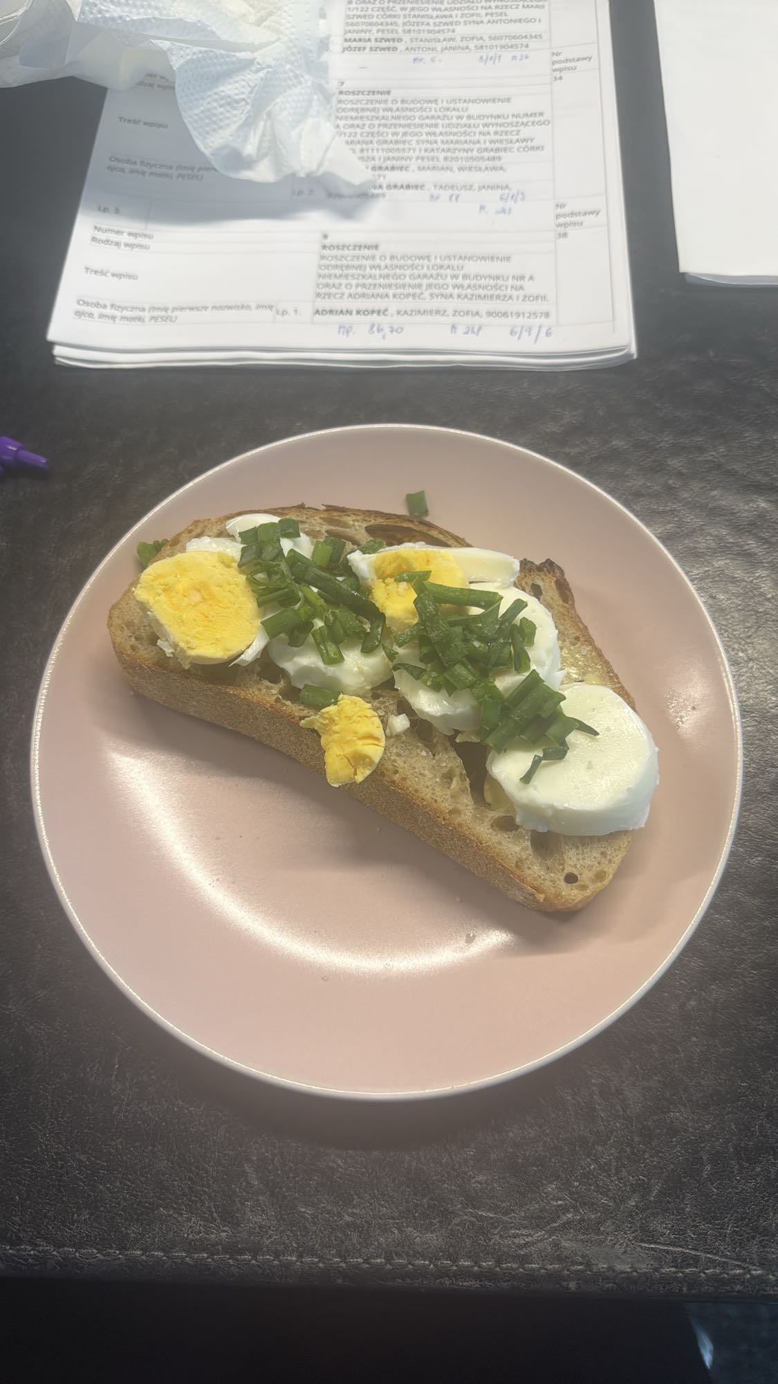 kanapka z jajkiem i szczypiorkiem