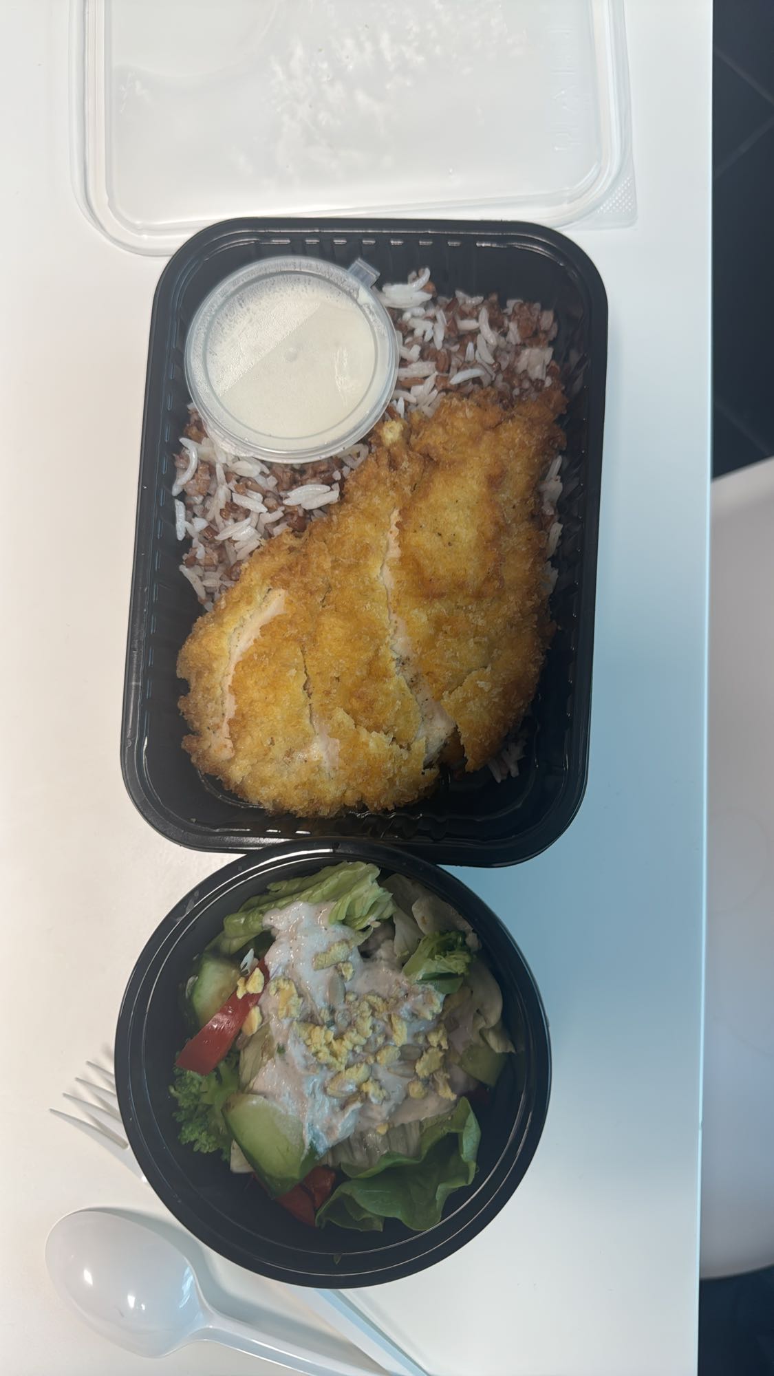 Курица с рисом и салатом