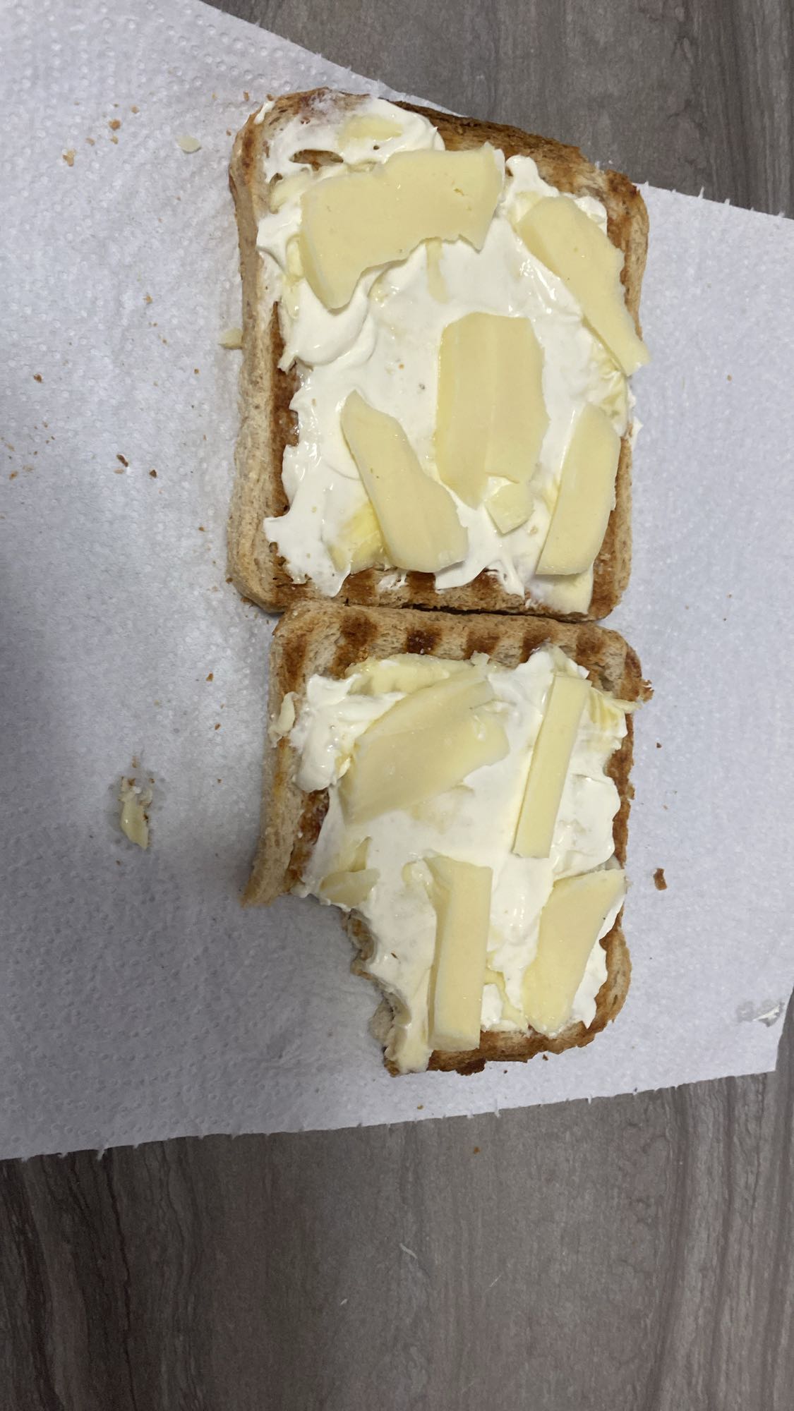 Pâine cu cremă și brânză