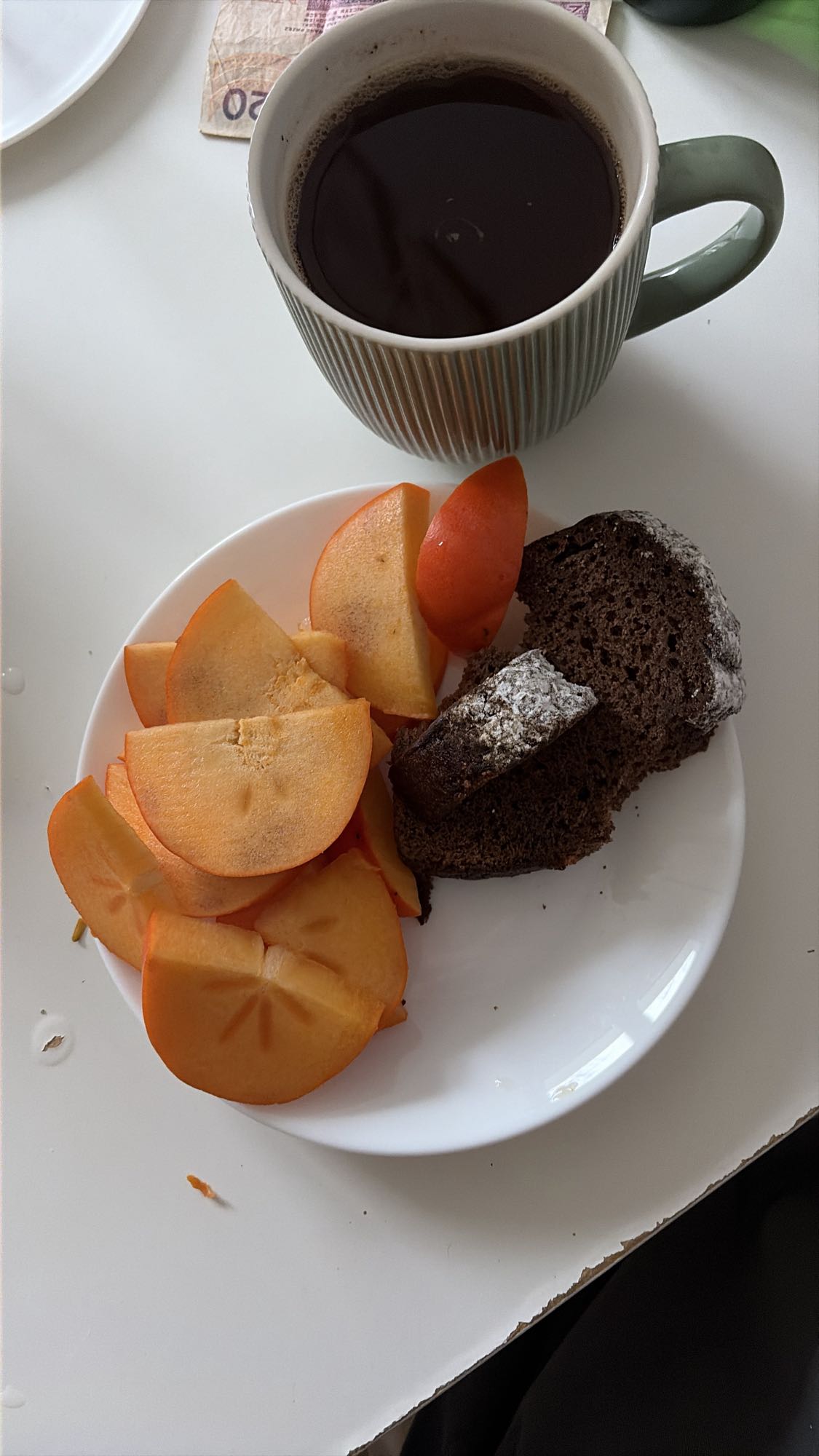 Хурма и шоколадный кекс