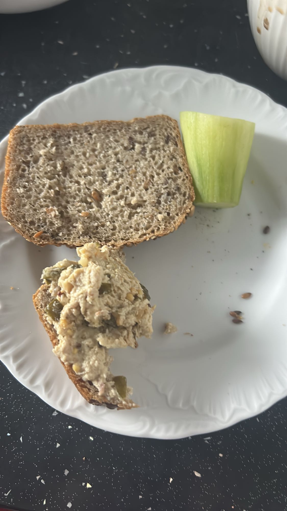 Kanapka z pastą i ogórkiem
