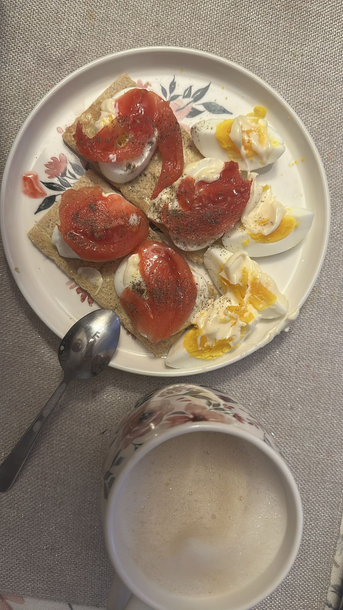 Jajka, chrupkie pieczywo i kawa