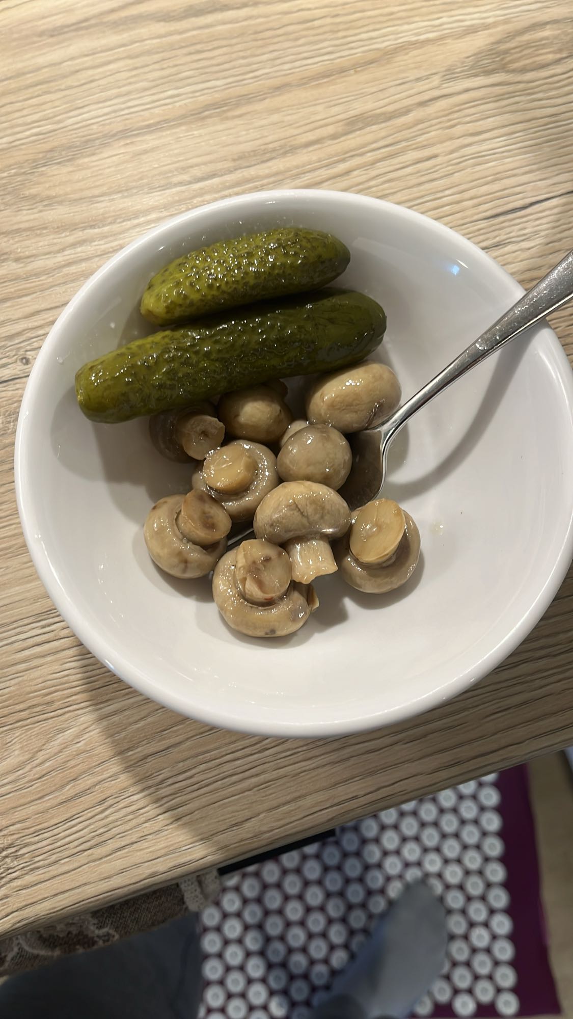 грибы с солеными огурцами