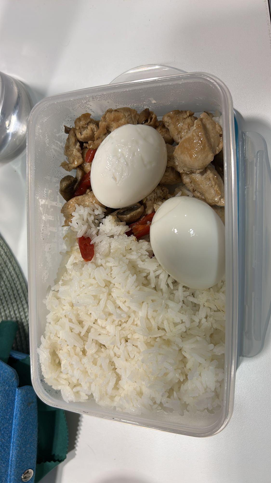 Kylling, ris og eggboks