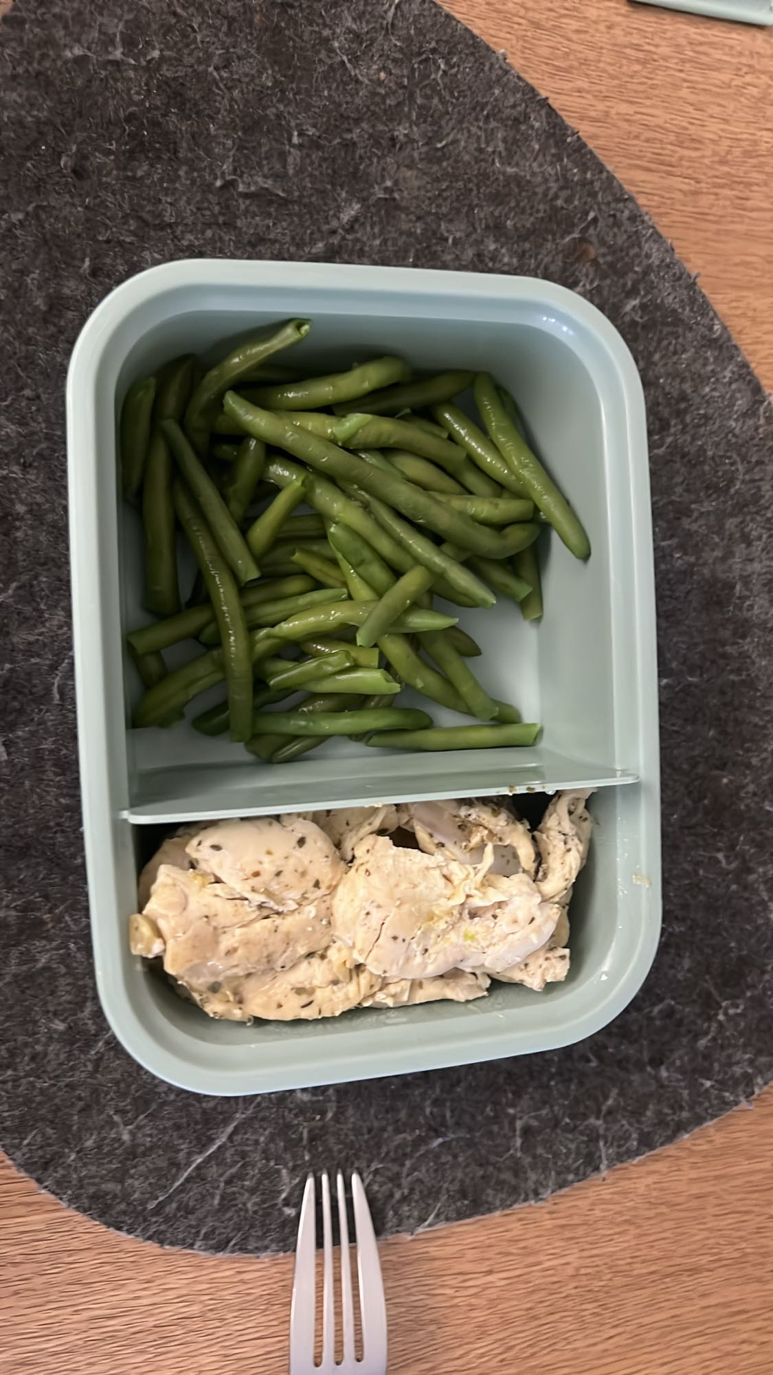 Tavuk ve yeşil fasulye tabağı