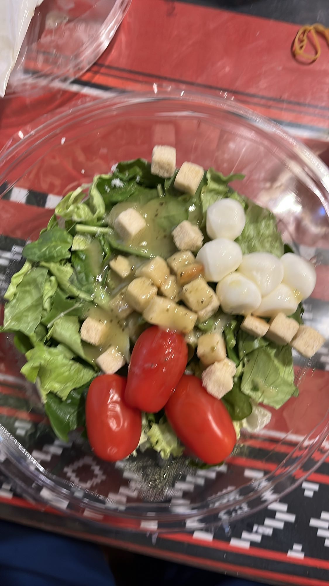 Салата със сирене и крутони