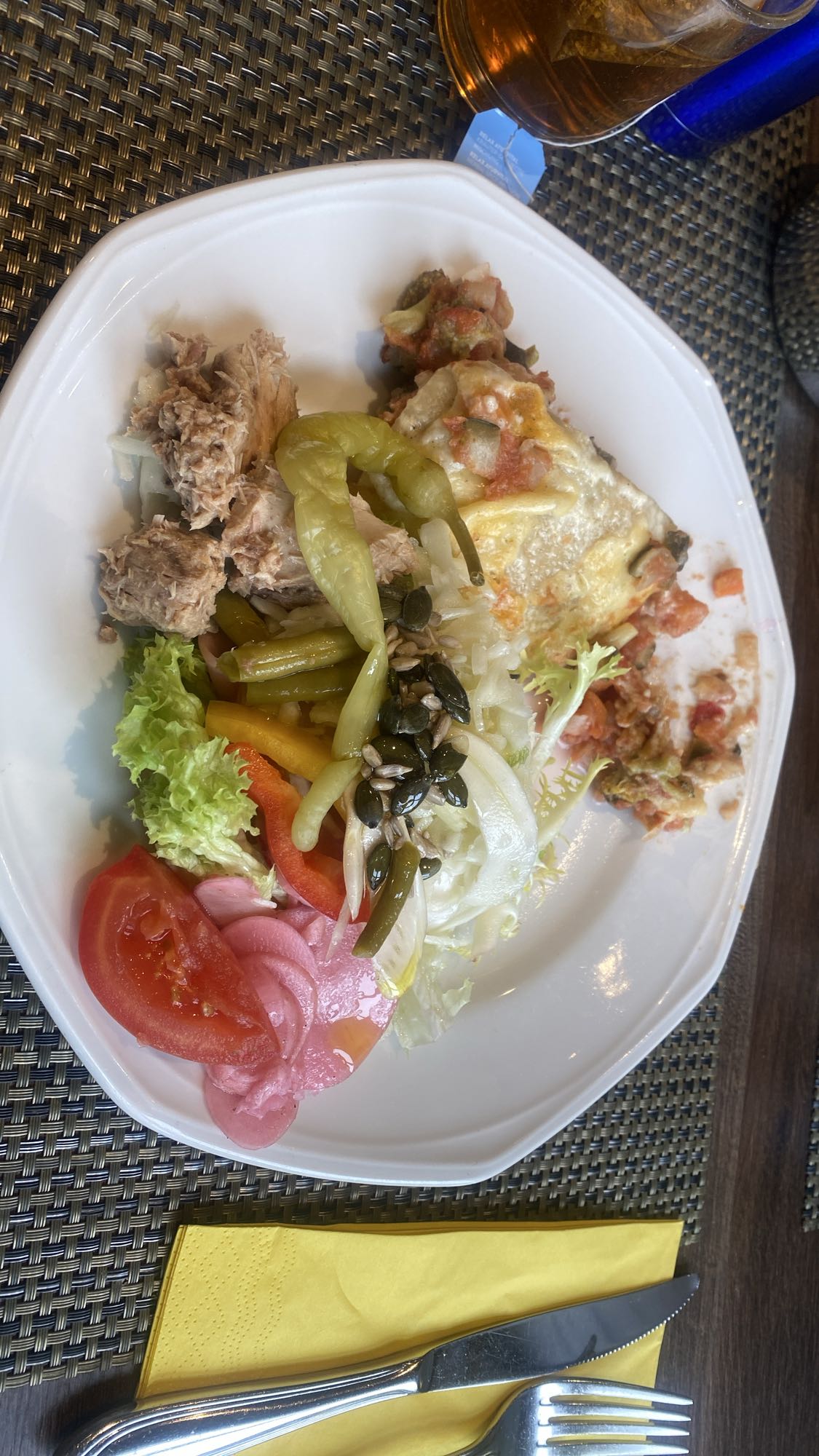 Gemüseauflauf mit Salat