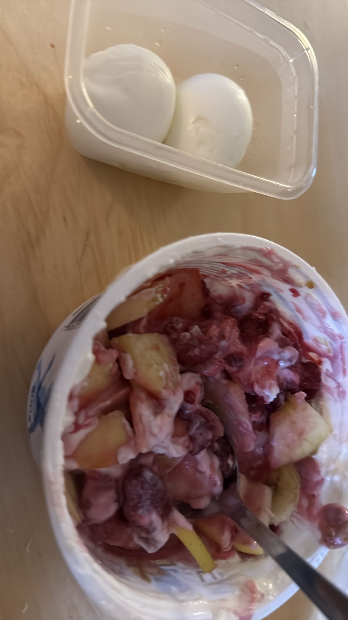 Yoghurt med frukt och ägg