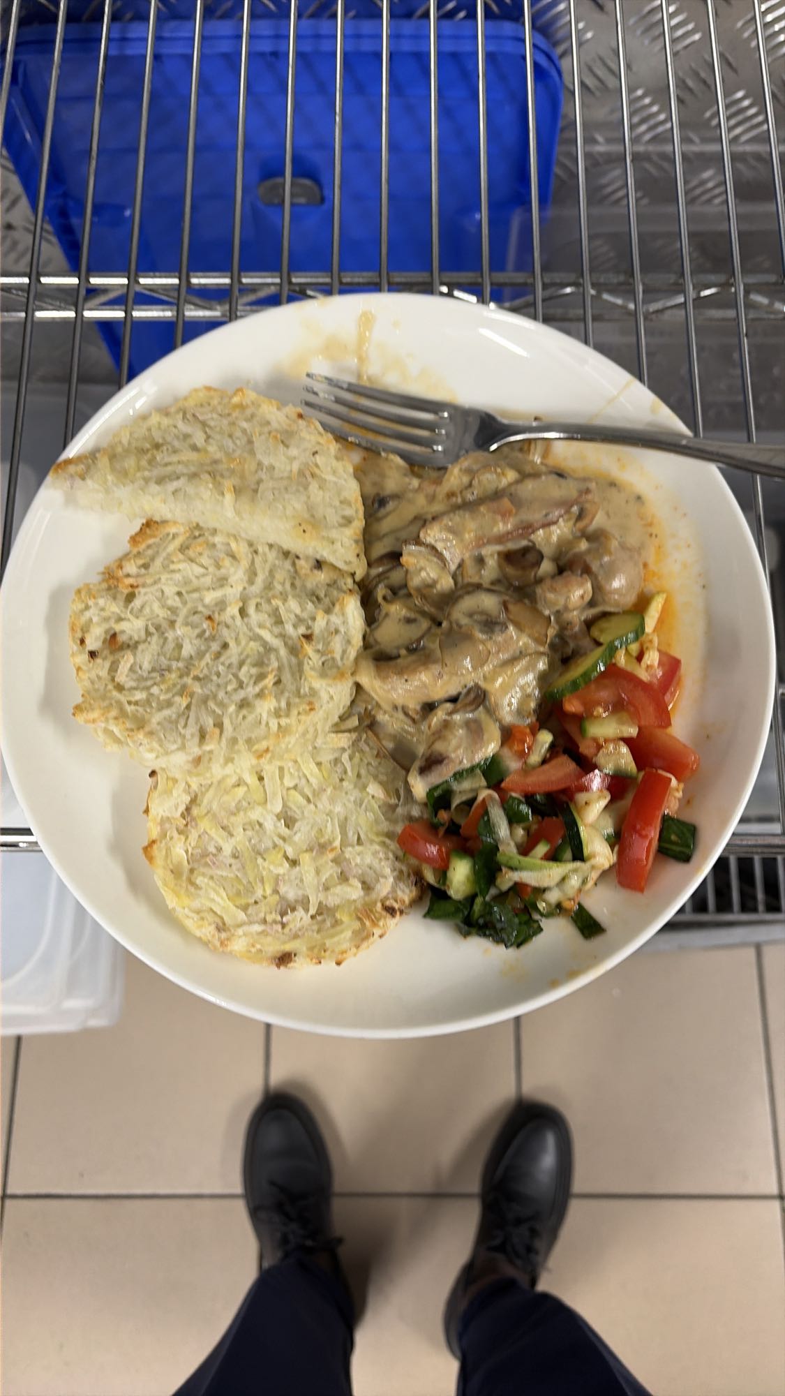 драники с грибами и салатом