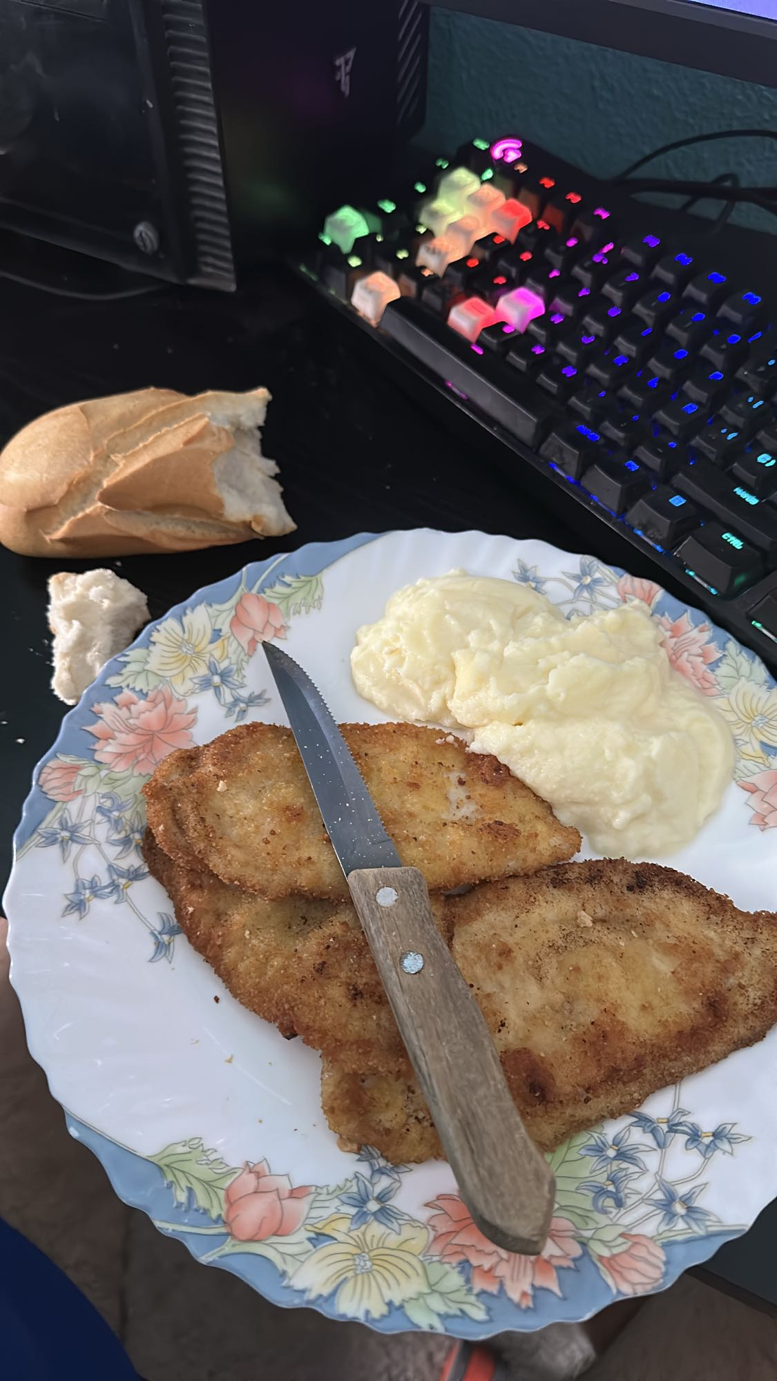 Milanesa con puré y pan