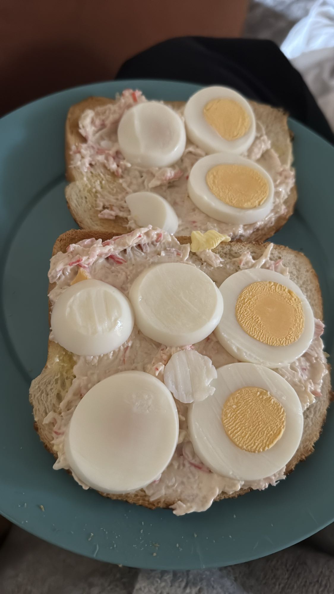 Brood met ei en salade