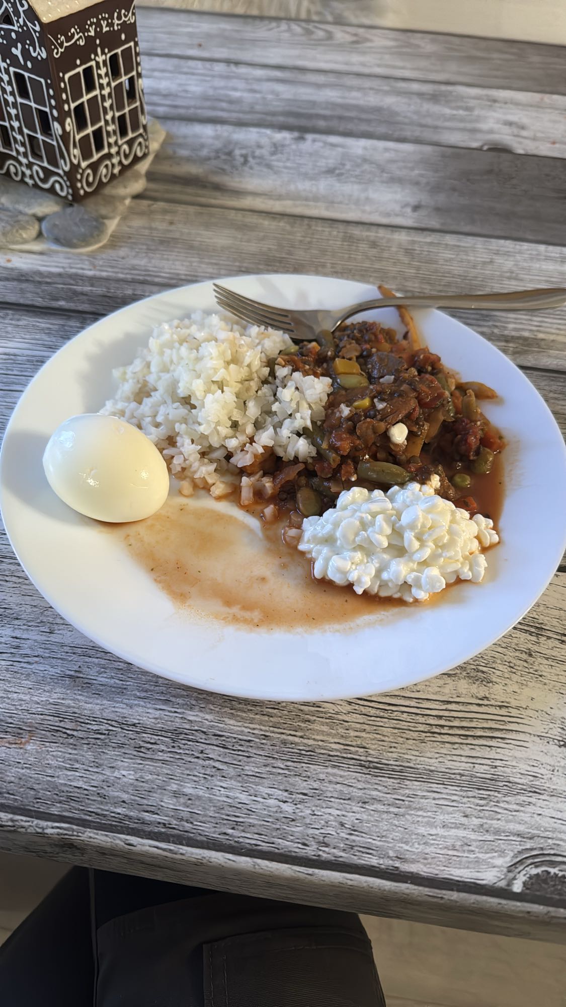 Linsgryta med wokgrönsaker, blomkålsris och kokt ägg