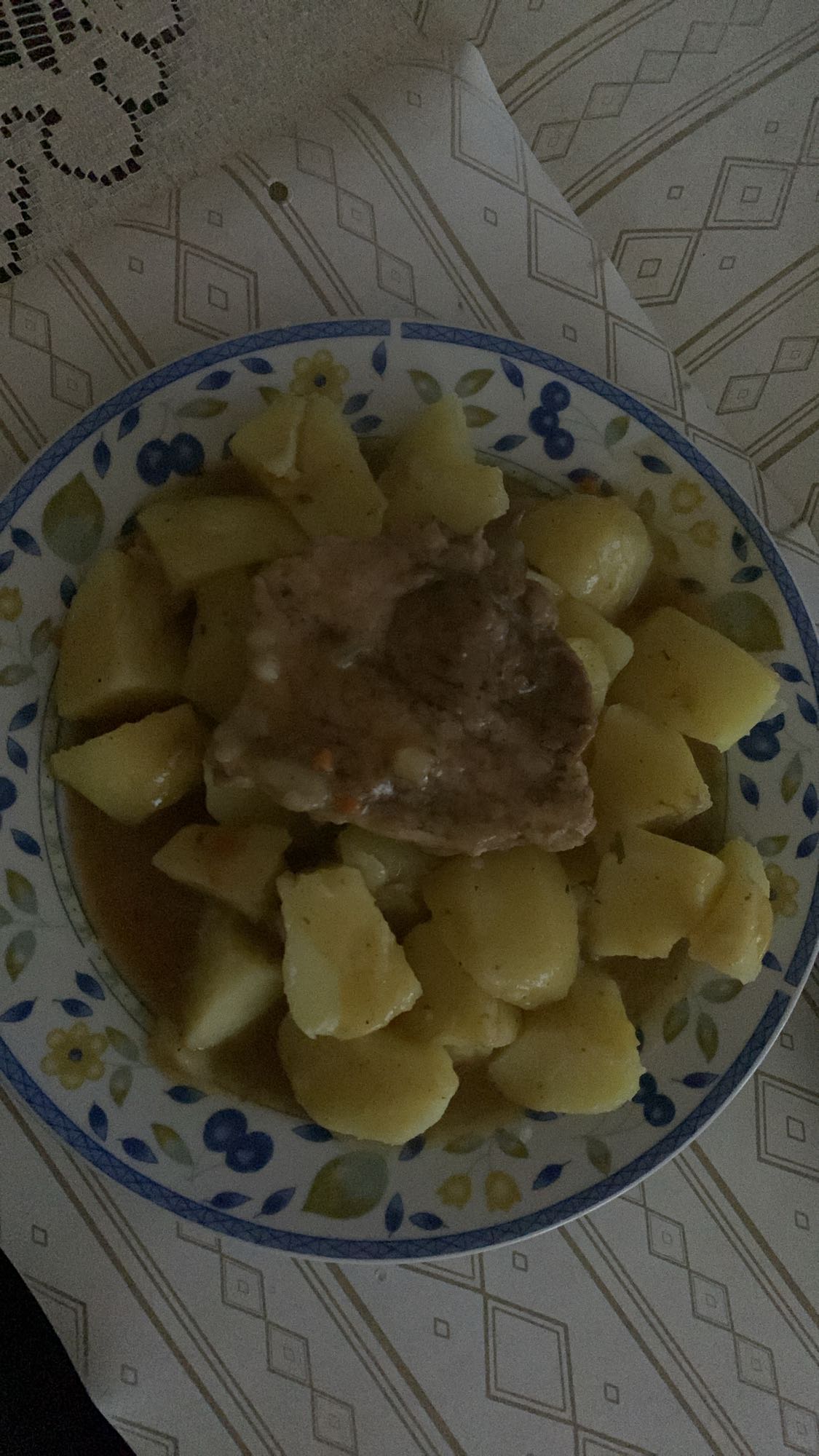 ziemniaki z sosem i schabem