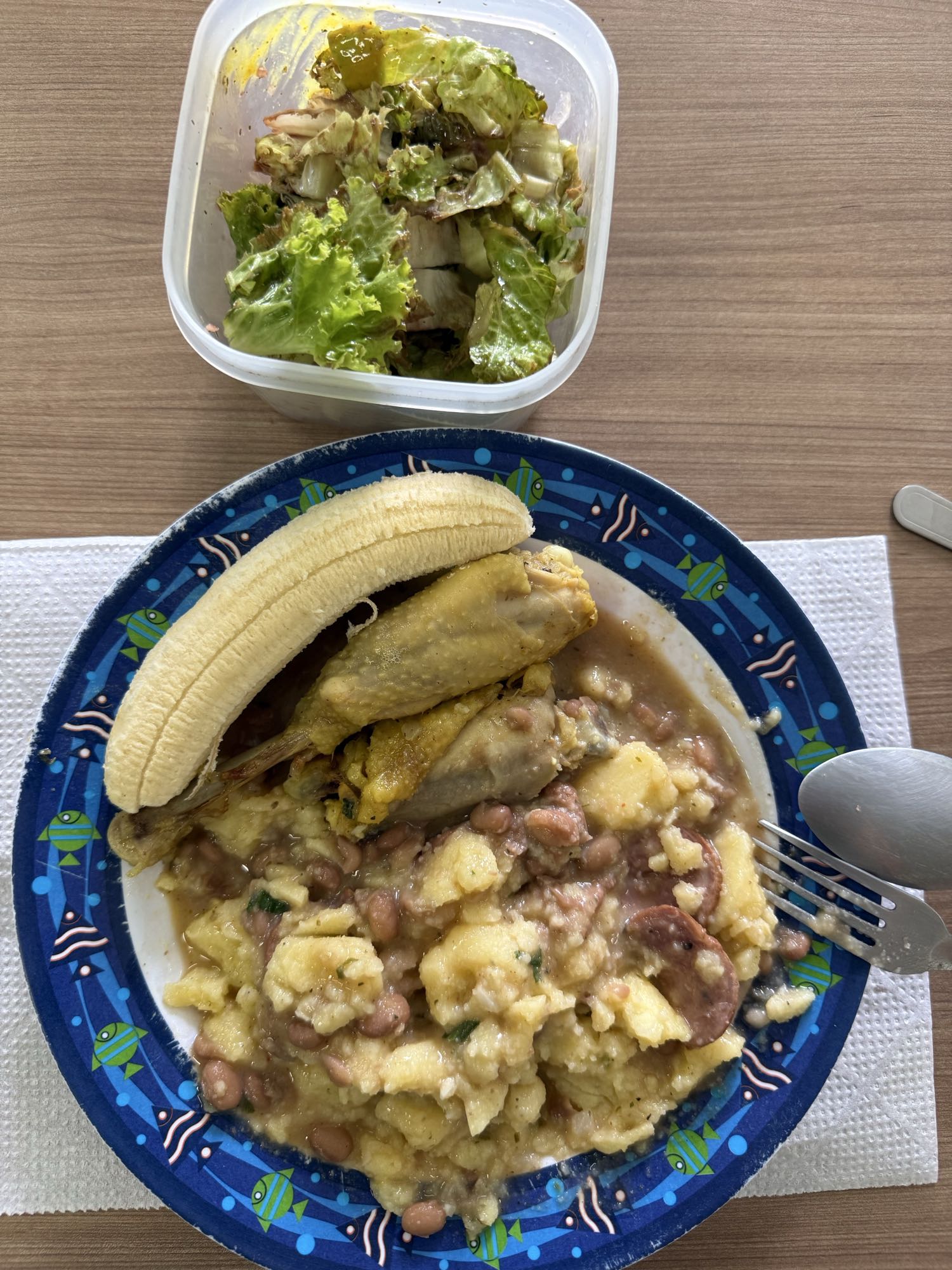 Purê com frango e salada