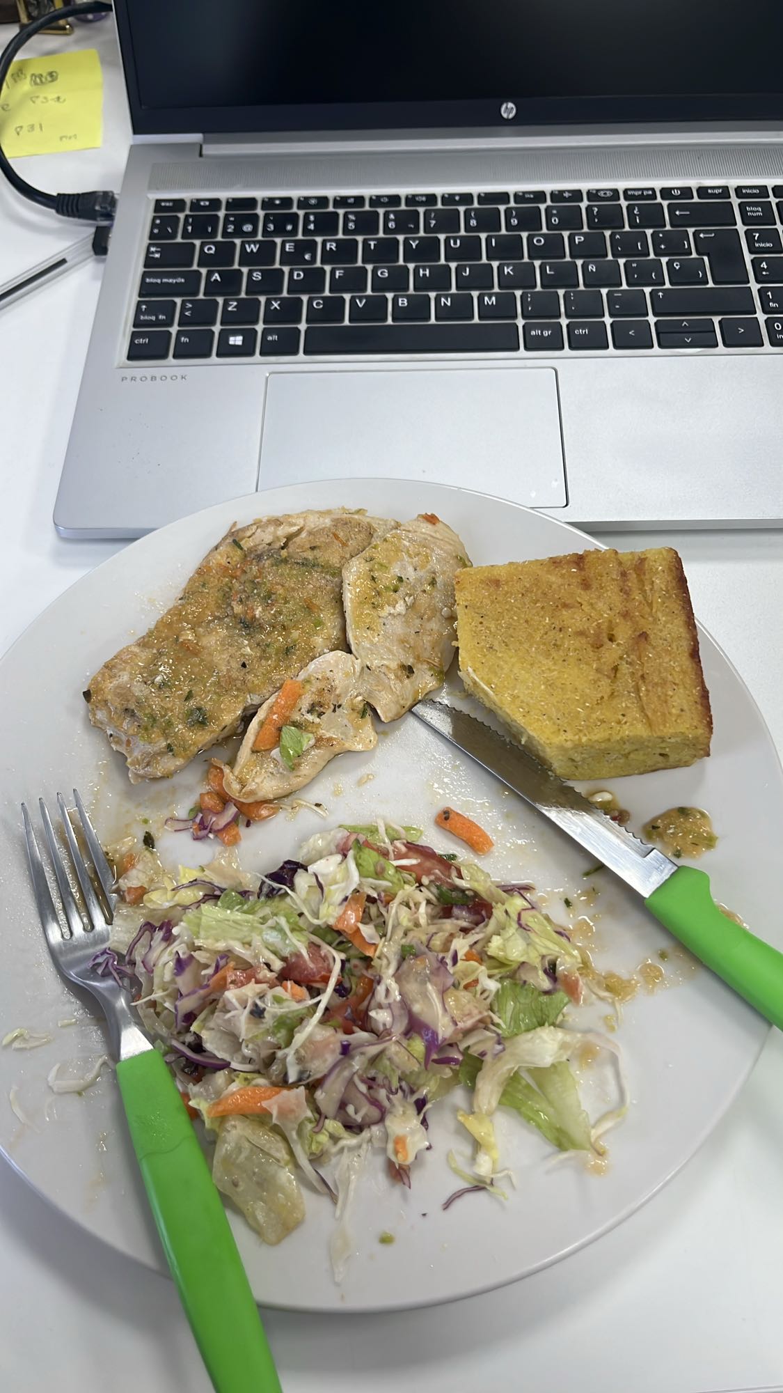 Pollo, ensalada y pan de maíz