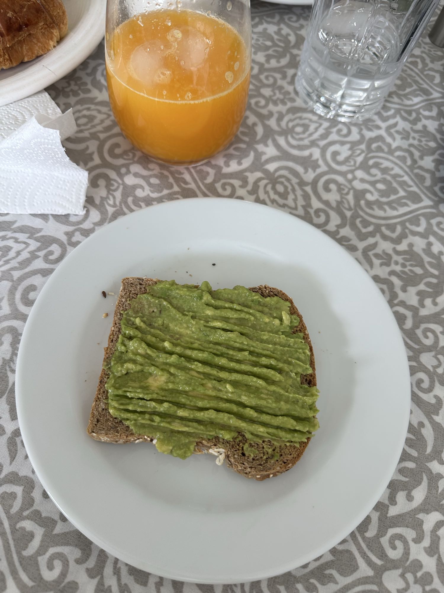 Tostada de aguacate y jugo