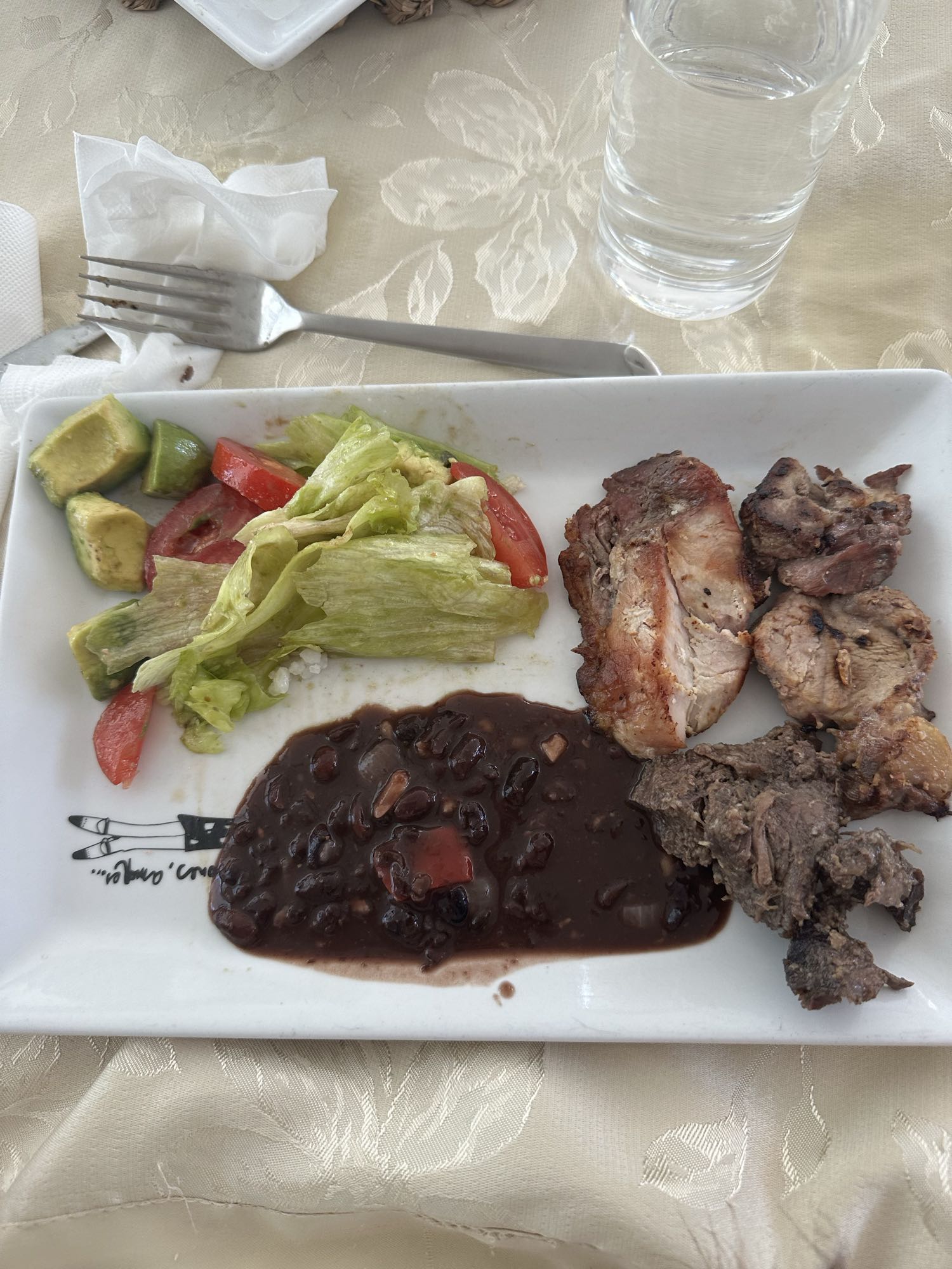 Carne con ensalada y frijoles