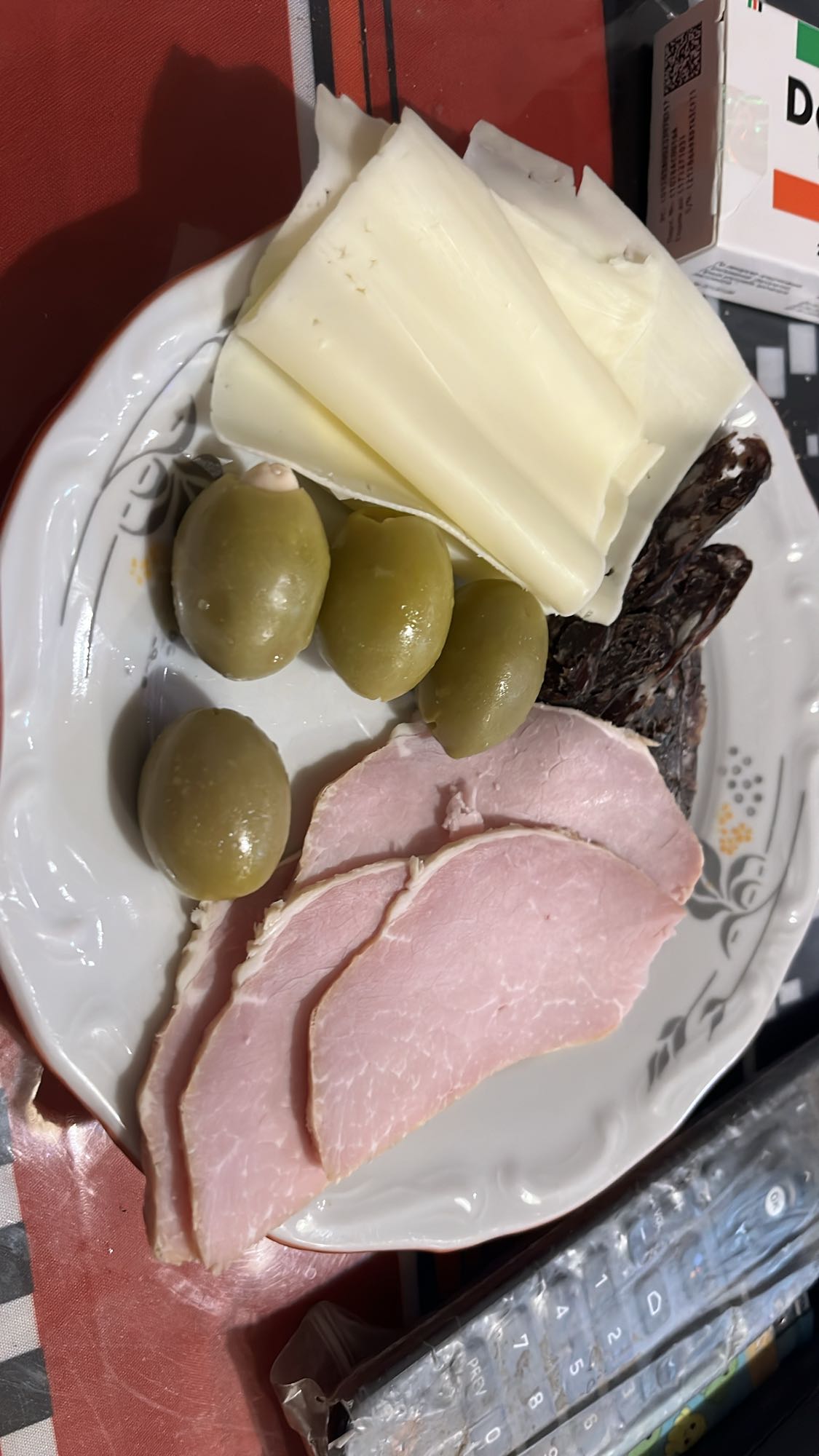 Плато с месо и сирене