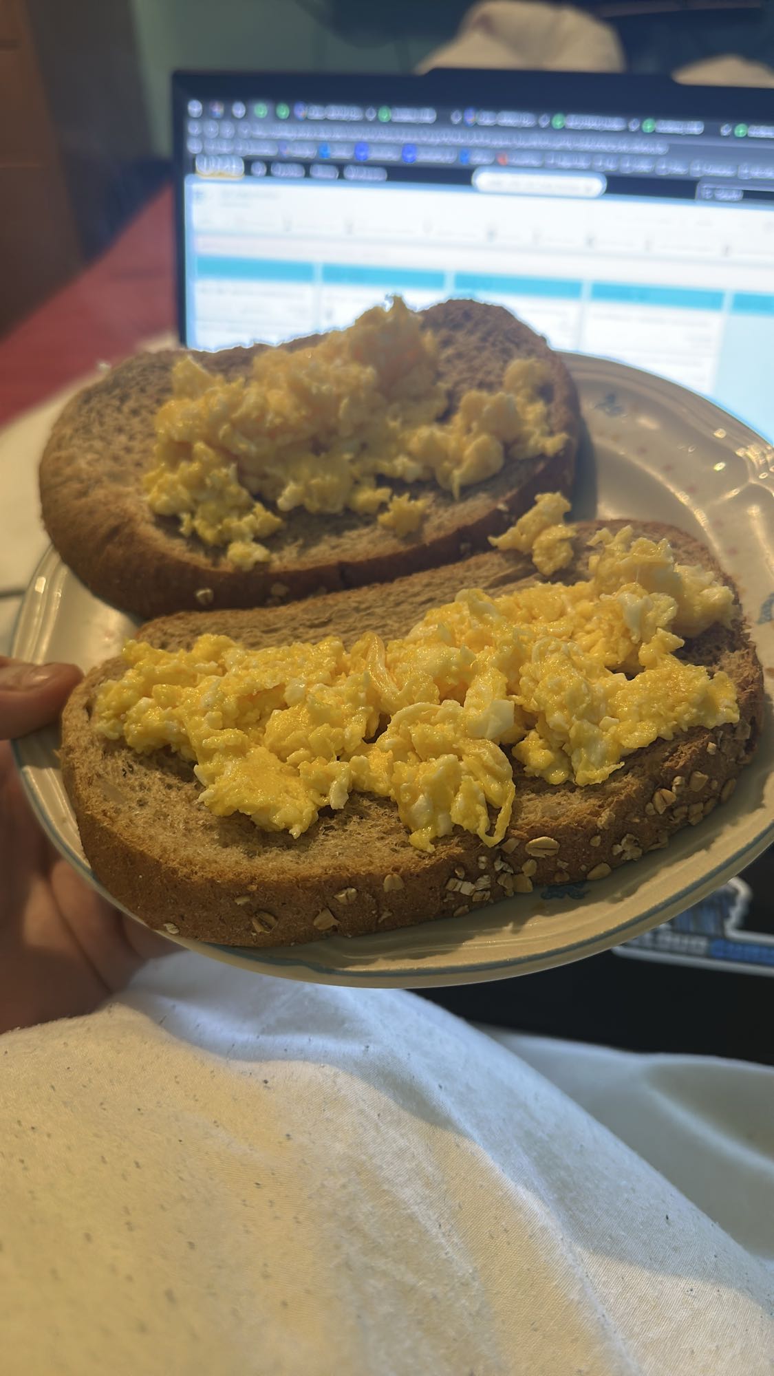 Tostadas con huevo revuelto