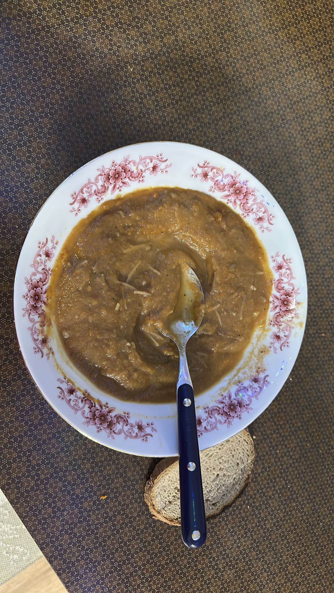 Gemüsesuppe mit Brot