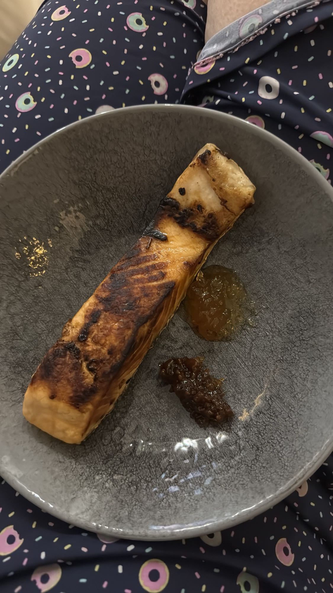 Salmão grelhado com molhos