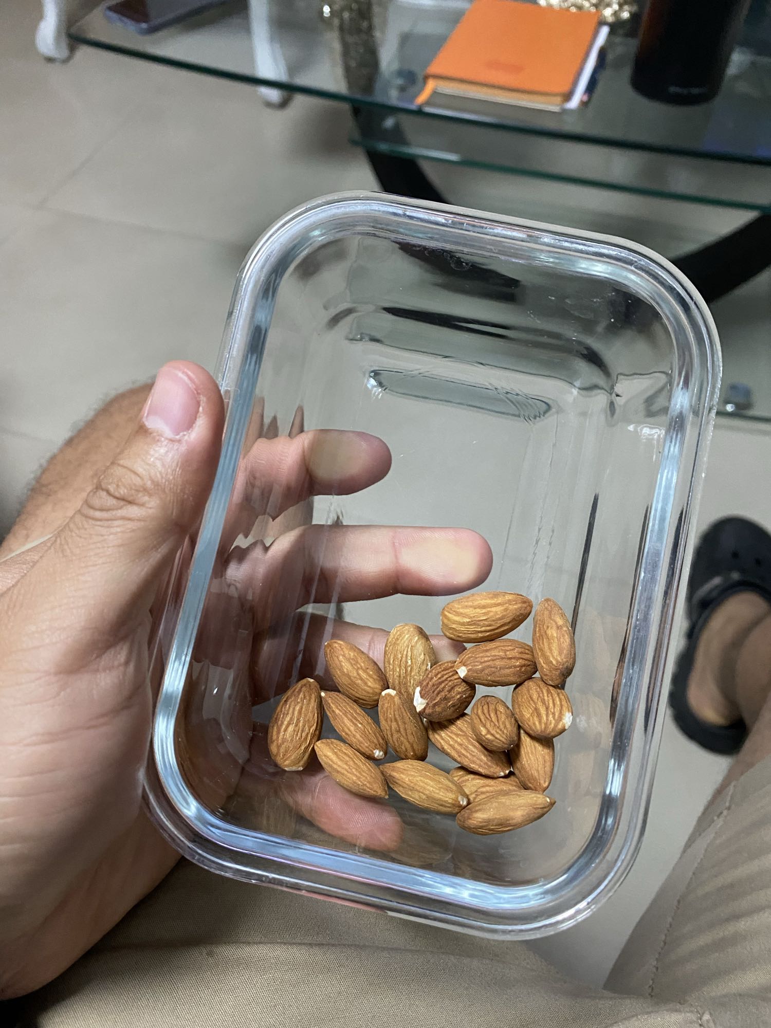 almendras en recipiente