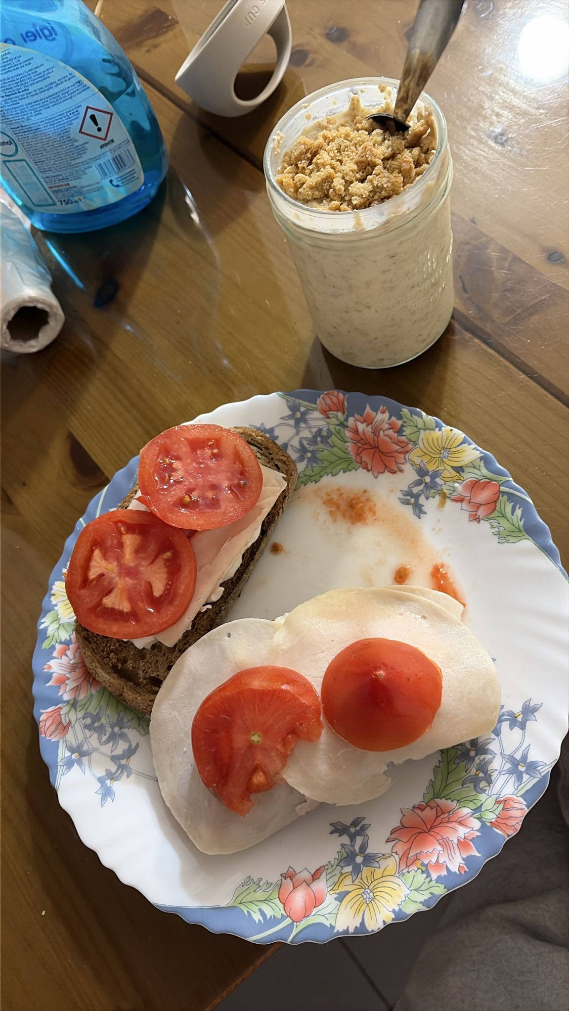 Sandviș cu brânză cottage, șuncă de pui și ovăz cu kefir