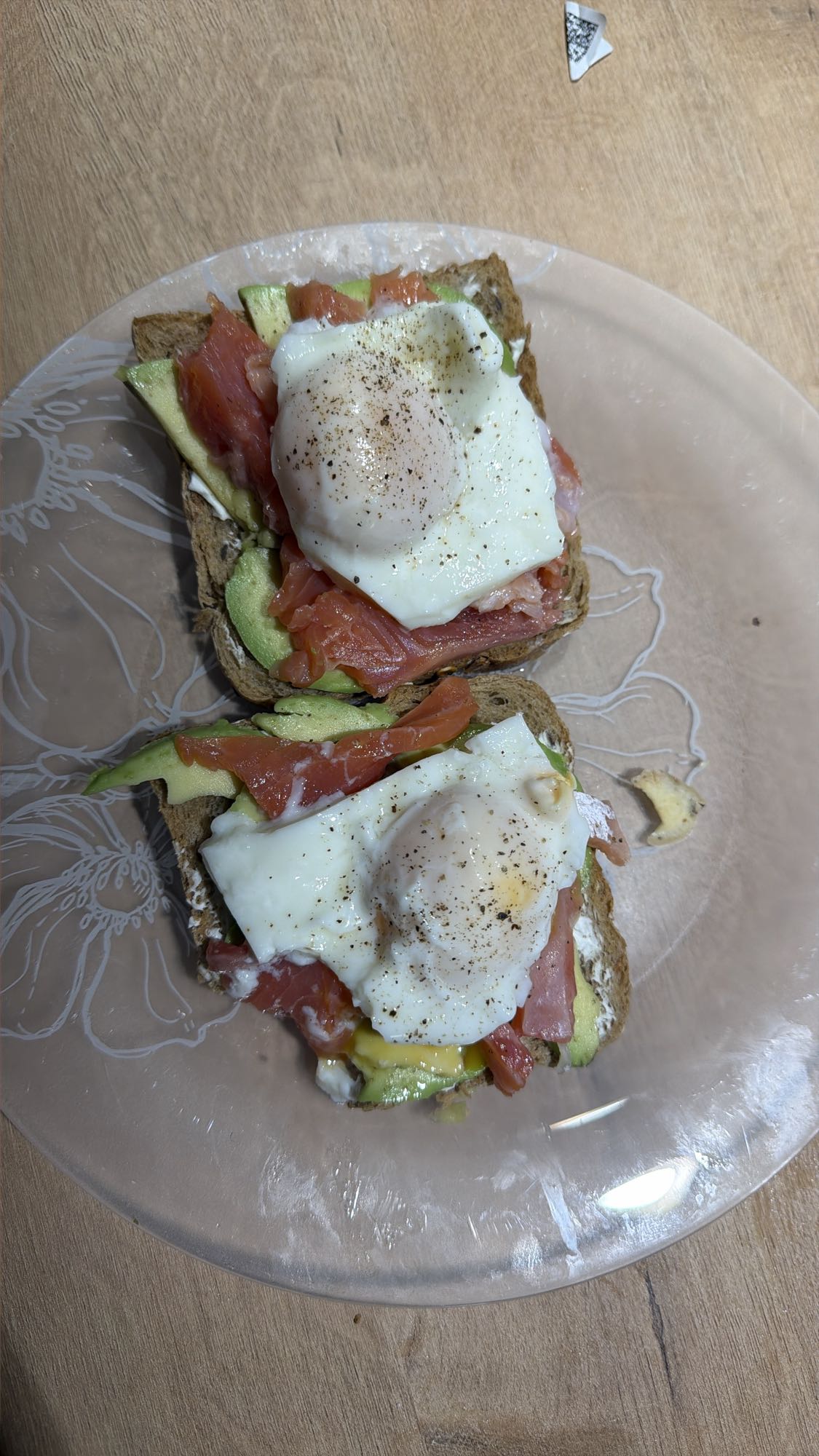 Тост с яйцом и лососем