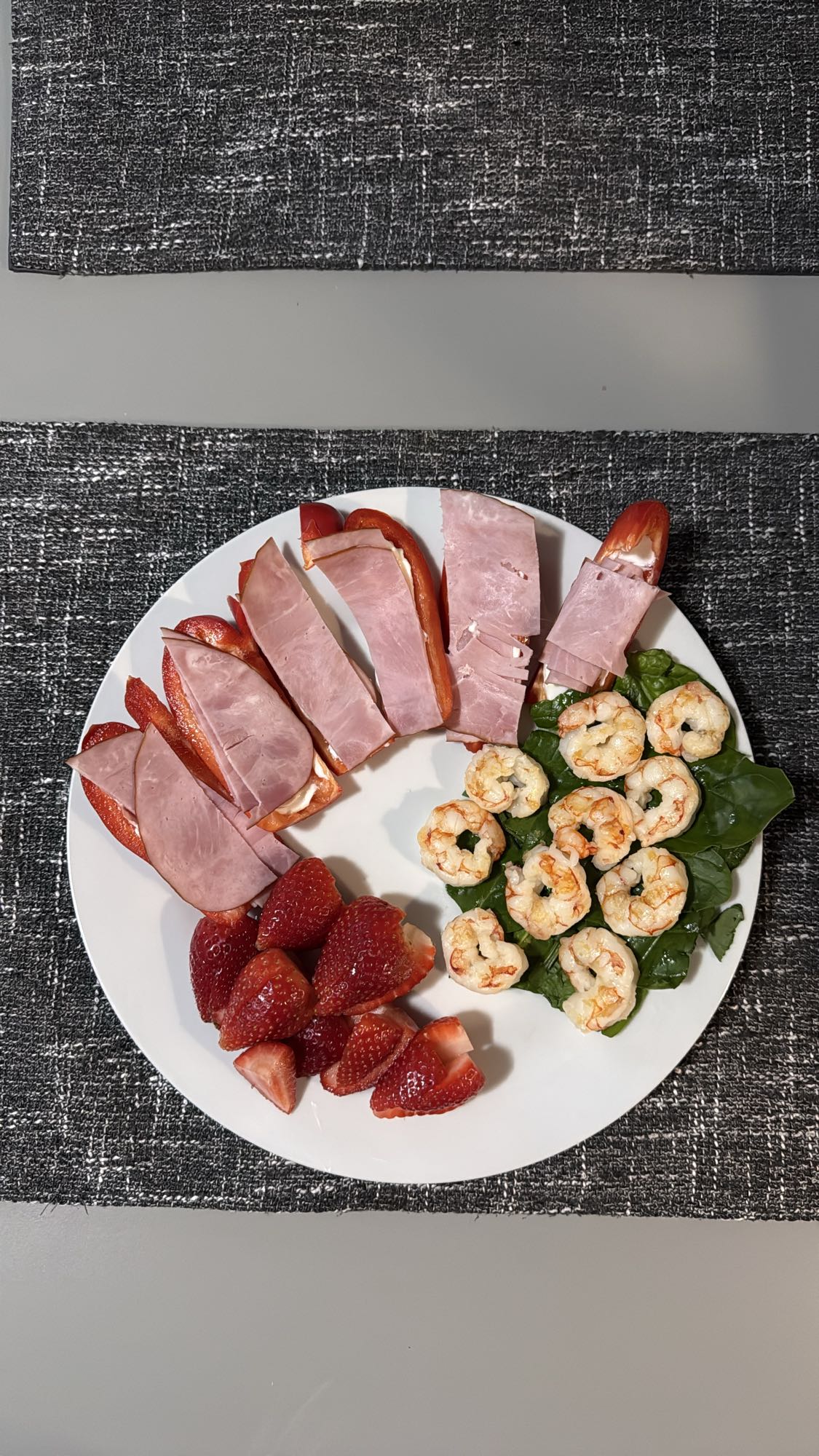 Platou cu creveți și șuncă