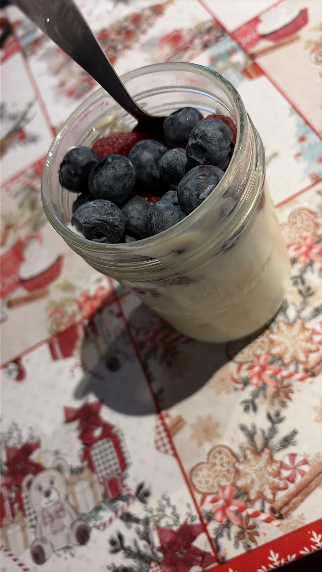 Iaurt cu fructe de pădure și pudră proteică