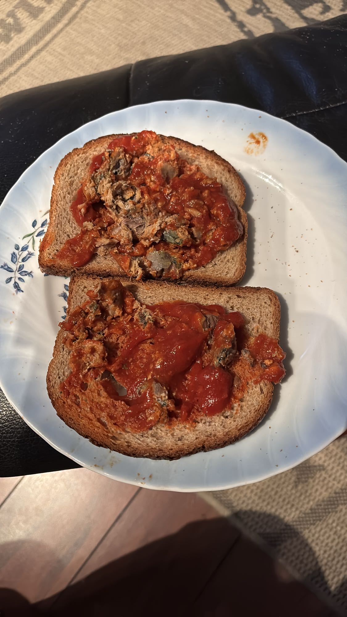 Makrell i tomat, grovbrød