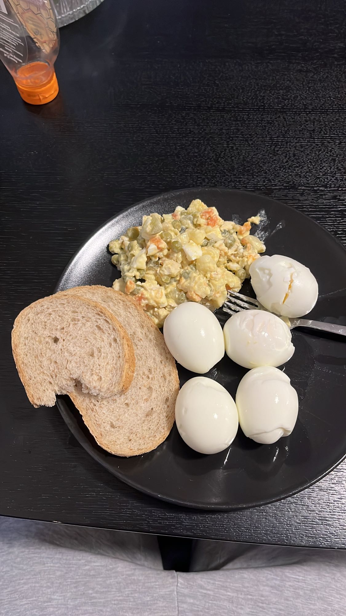 Оливье с яйцами и хлебом