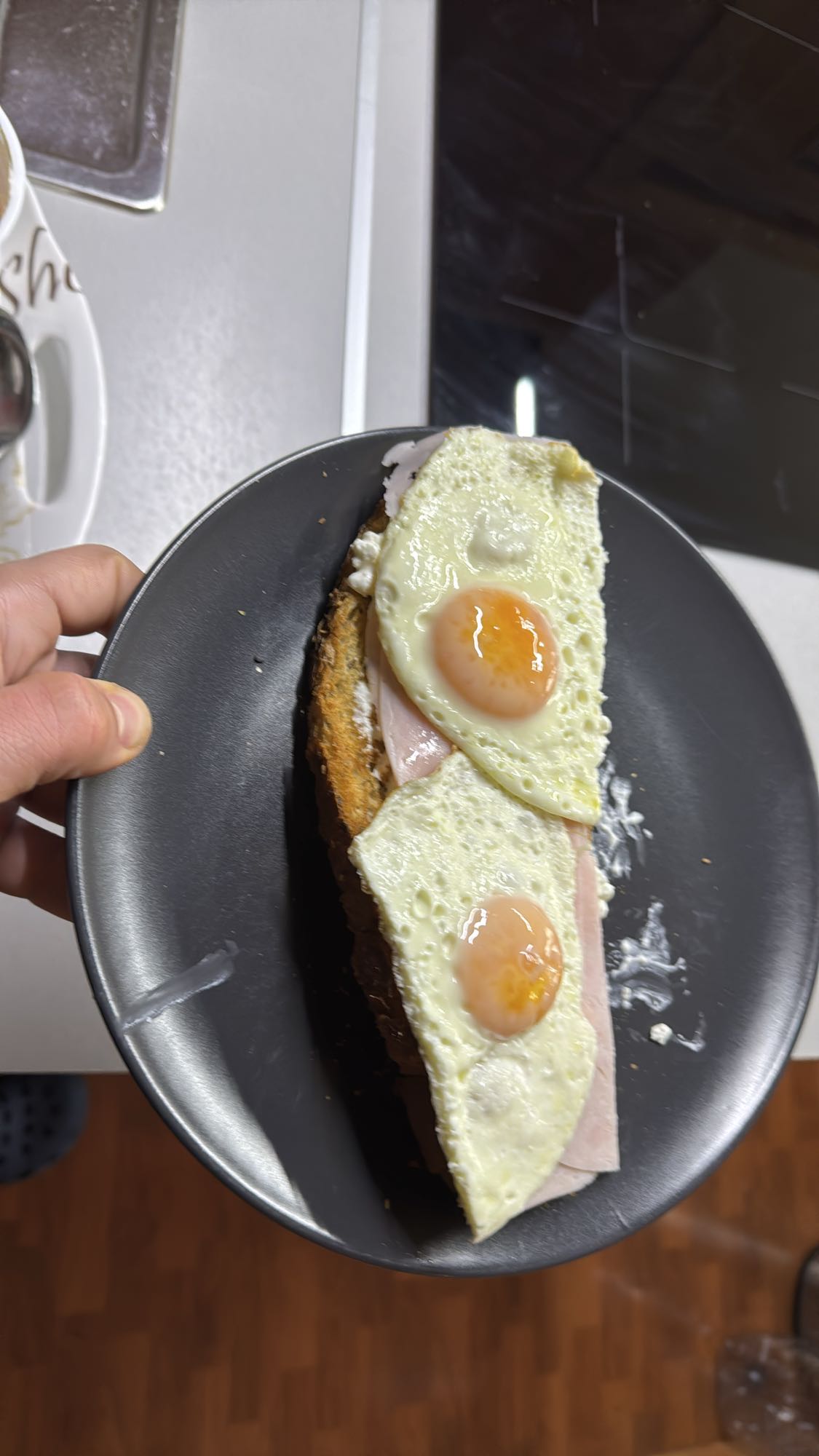 Tostada con huevo a la plancha y pavo