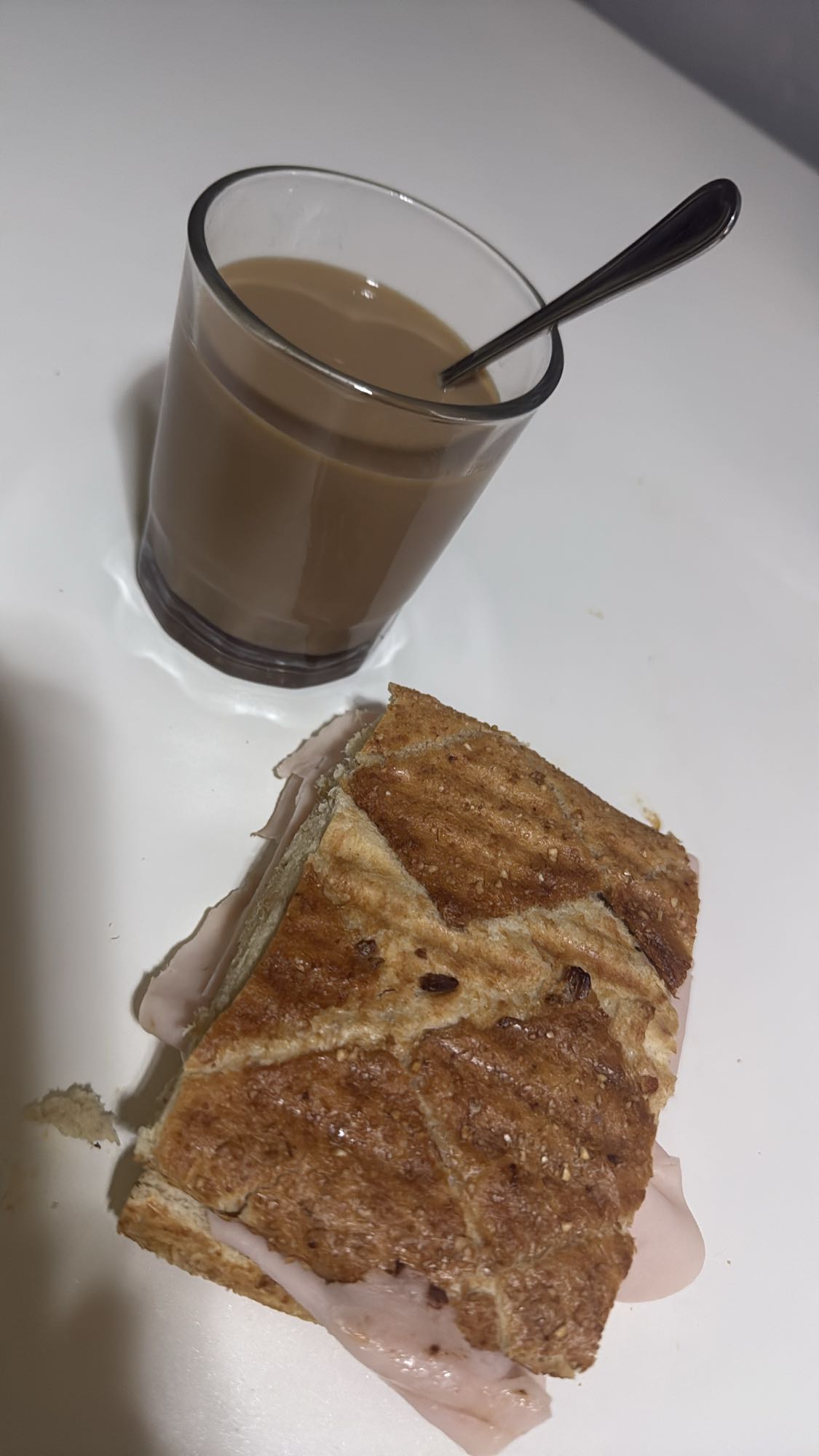 Sándwich y café con leche