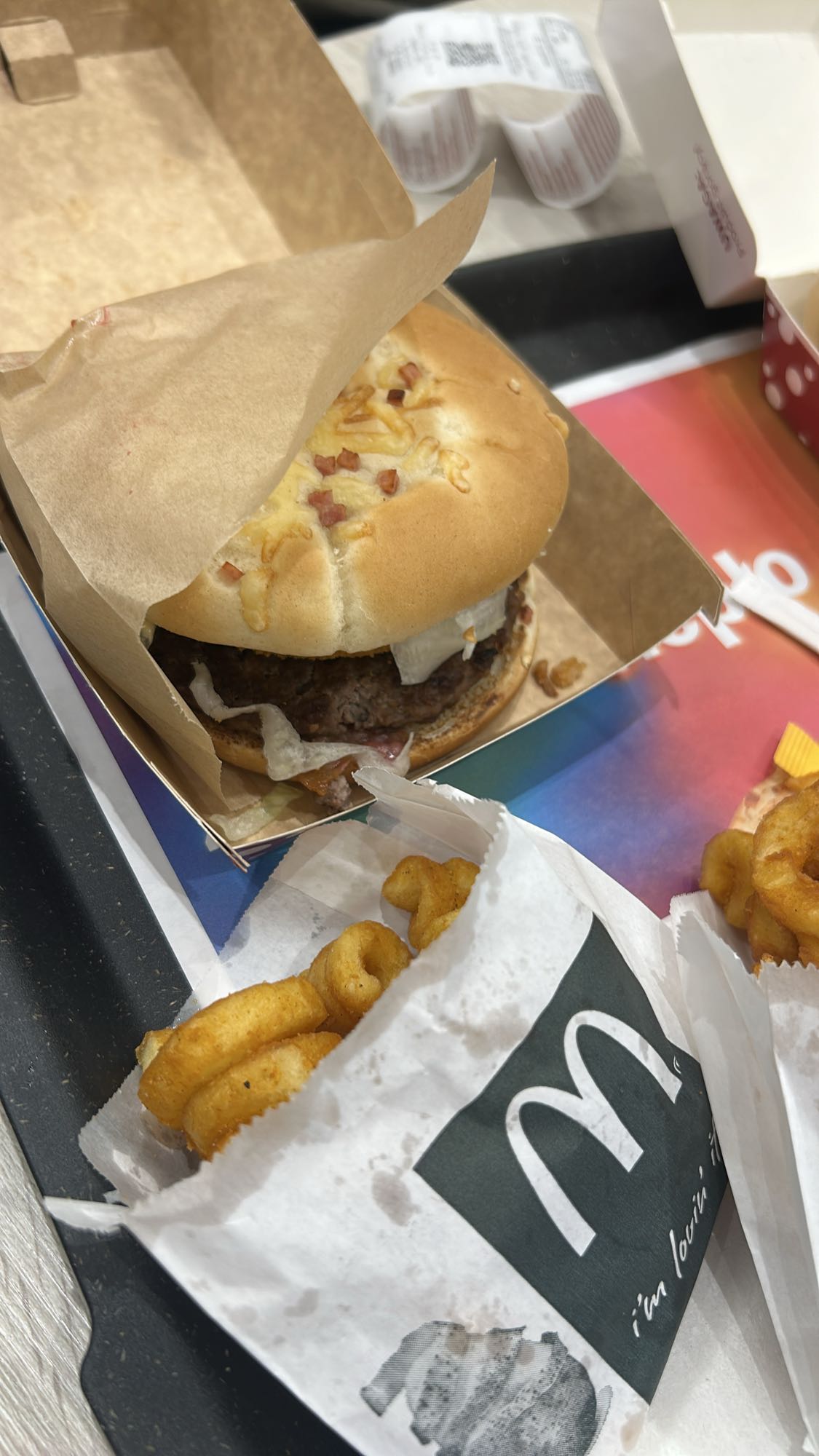 Burger z frytkami zakręconymi