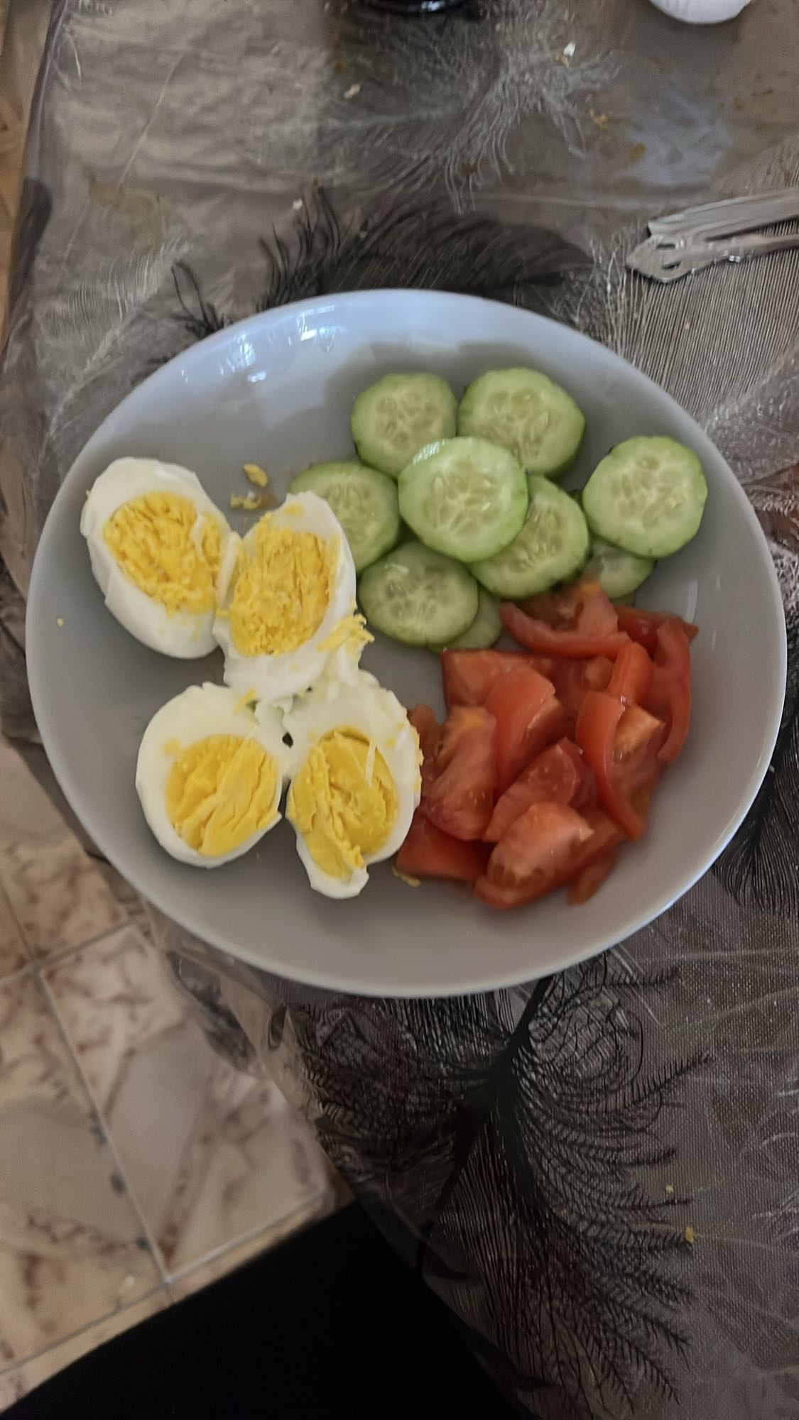 Oeufs, concombre, tomate