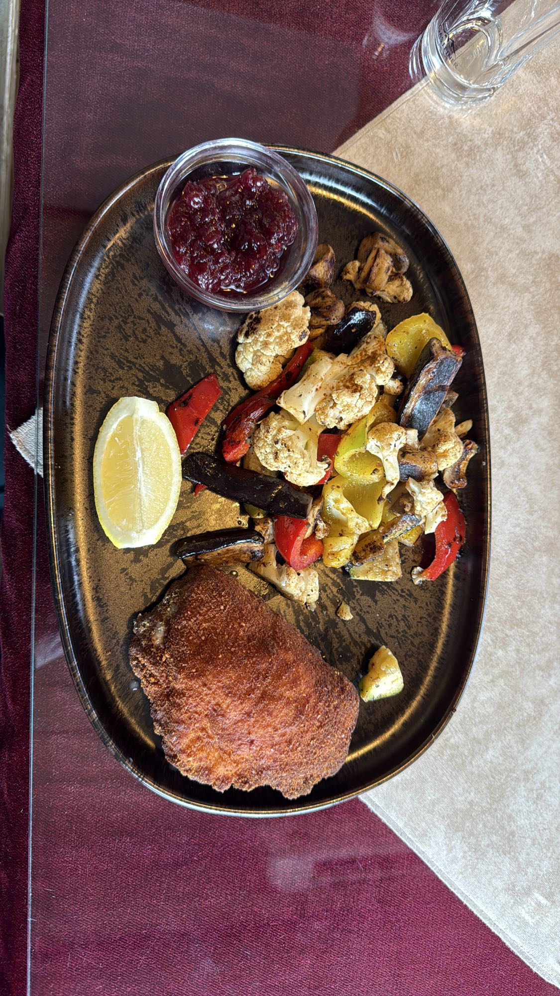 Șnițel cu legume și sos