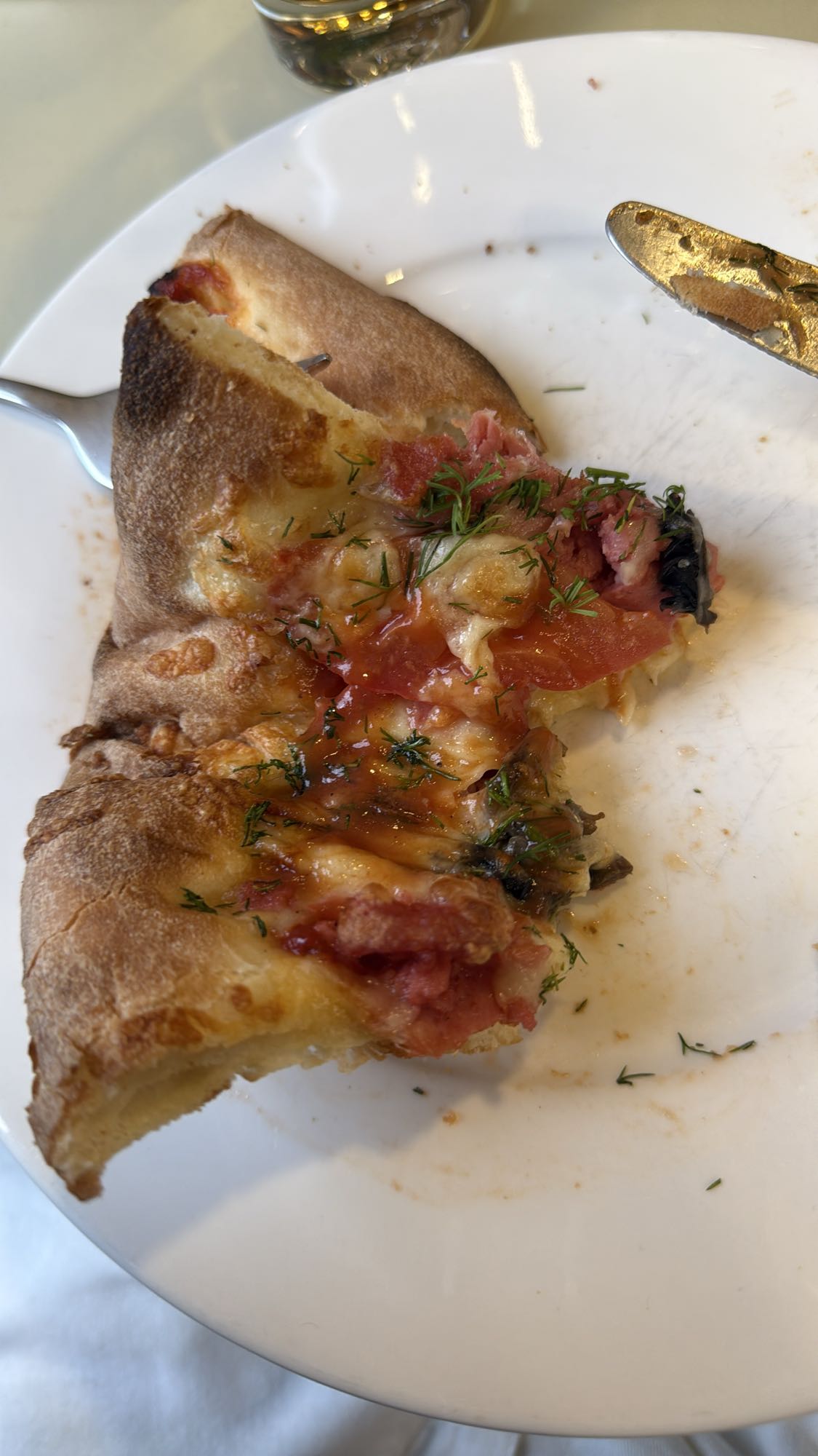 Кусок пиццы с ветчиной