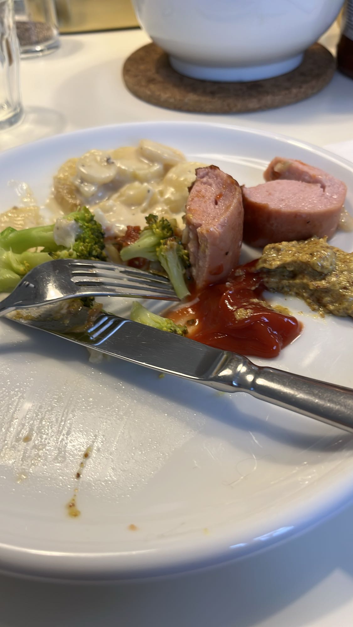 Korv med gratäng och sås