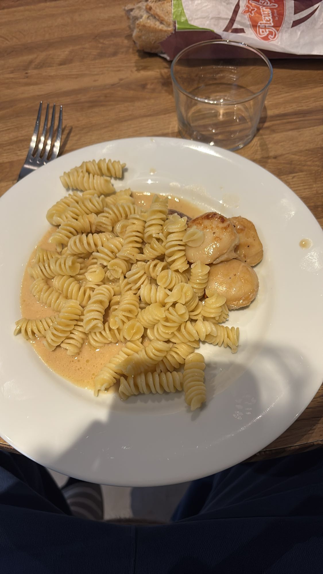 Poulet grillé avec coquilles Saint-Jacques et sauce à la crème