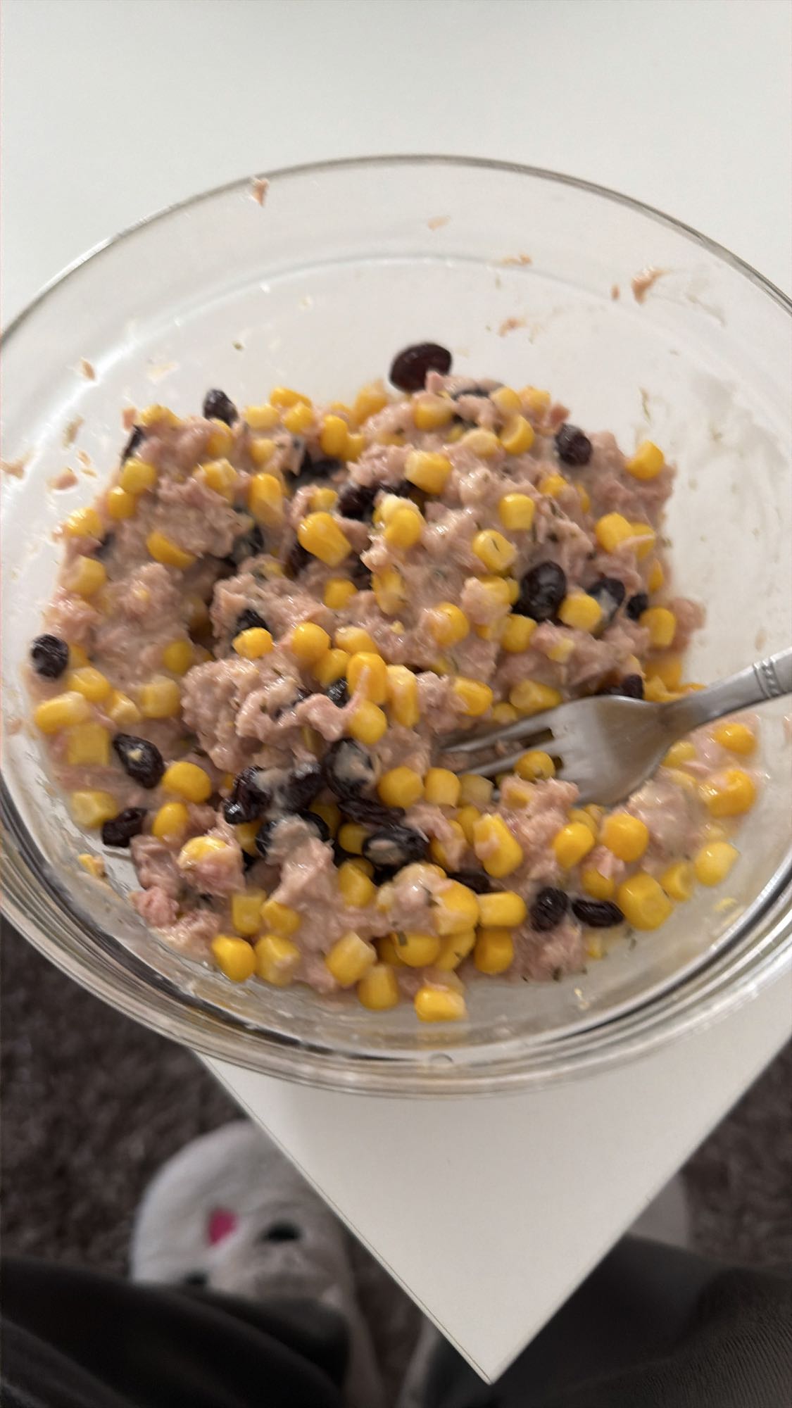 Tonbalıklı mısır salatası