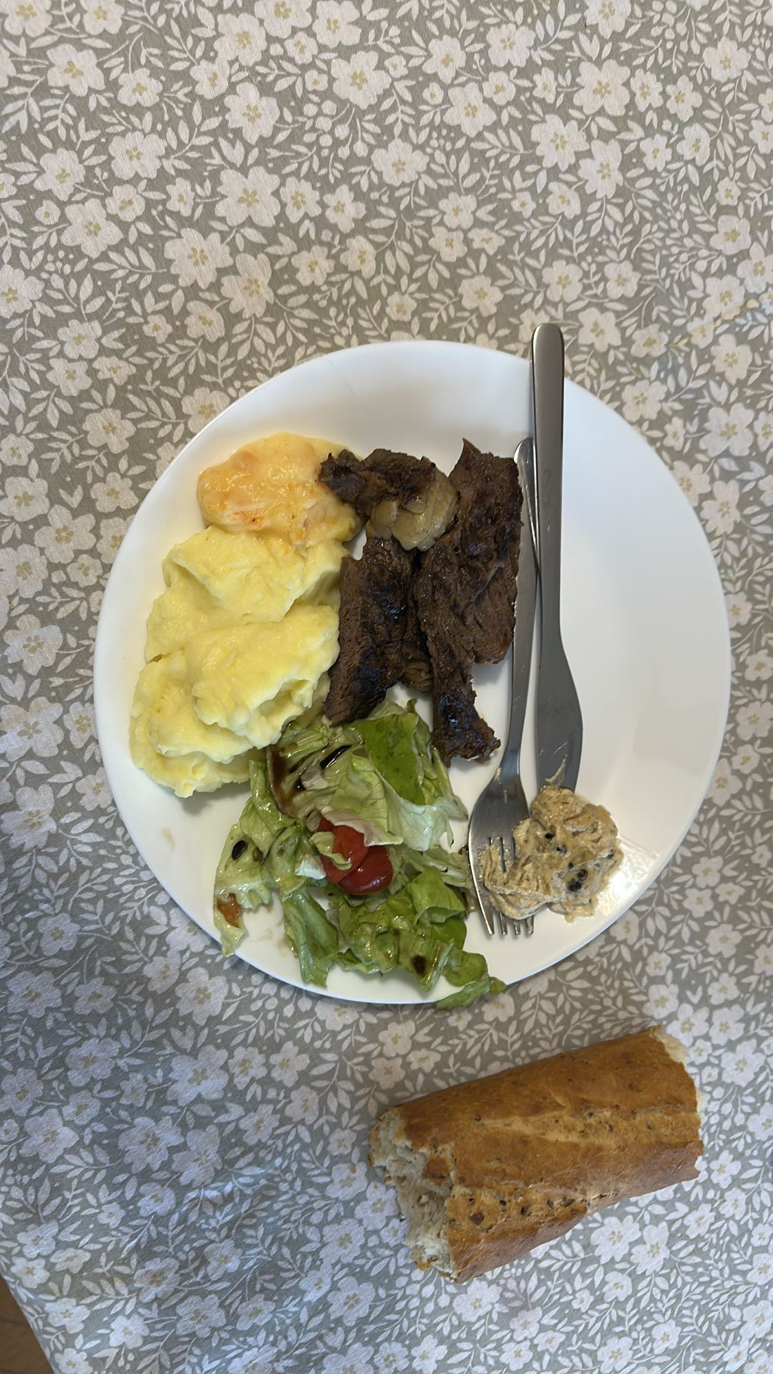Steak, mash, salad & bread